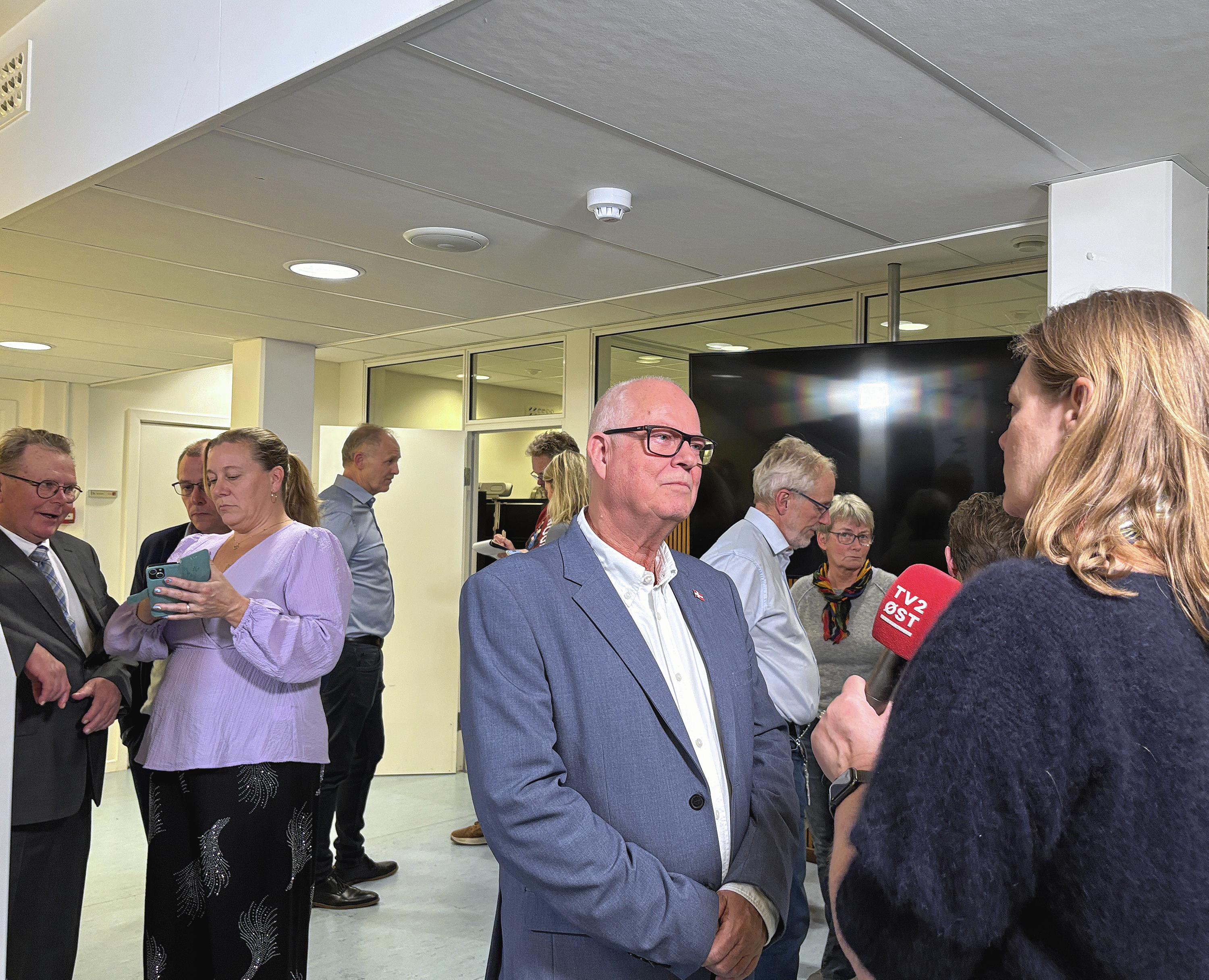 Peer Justesen, da han som Danmarksdemokrat blev interviewet på valgaftenen i november. I baggrunden ses Marie Hansen, der sammen med Peer Justesen blev valgt ind i kommunalbestyrelsen for Danmarksdemokraterne. Nu er de begge ude af partiet.