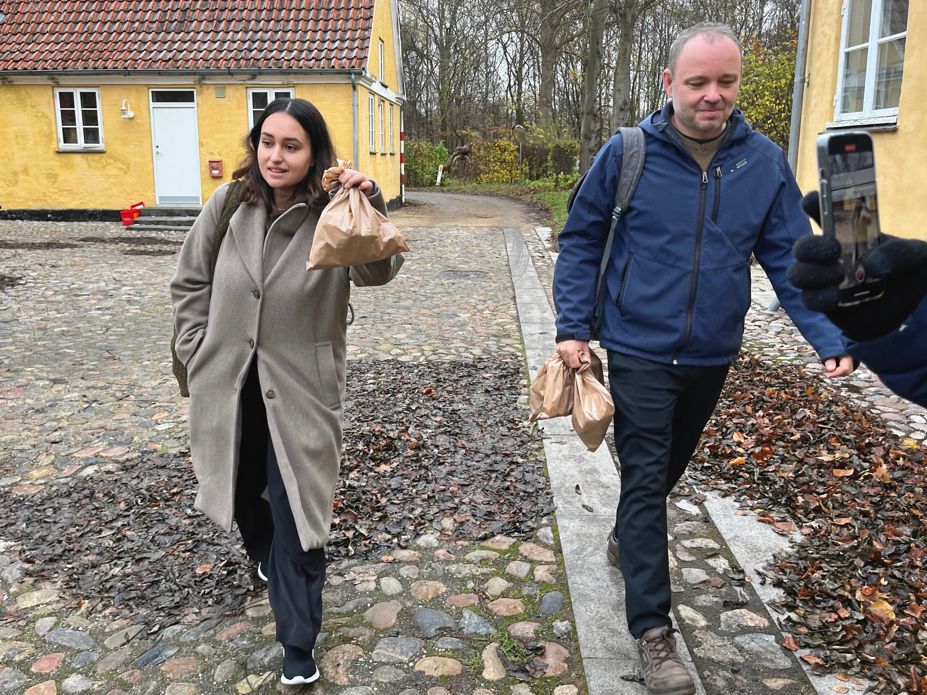 Hediye Temiz (RV) og hendes medforhandler ankommer til Birkelundgaard. - Christian Ambæk Hediye Temiz (RV) og hendes medforhandler ankommer til Birkelundgaard.