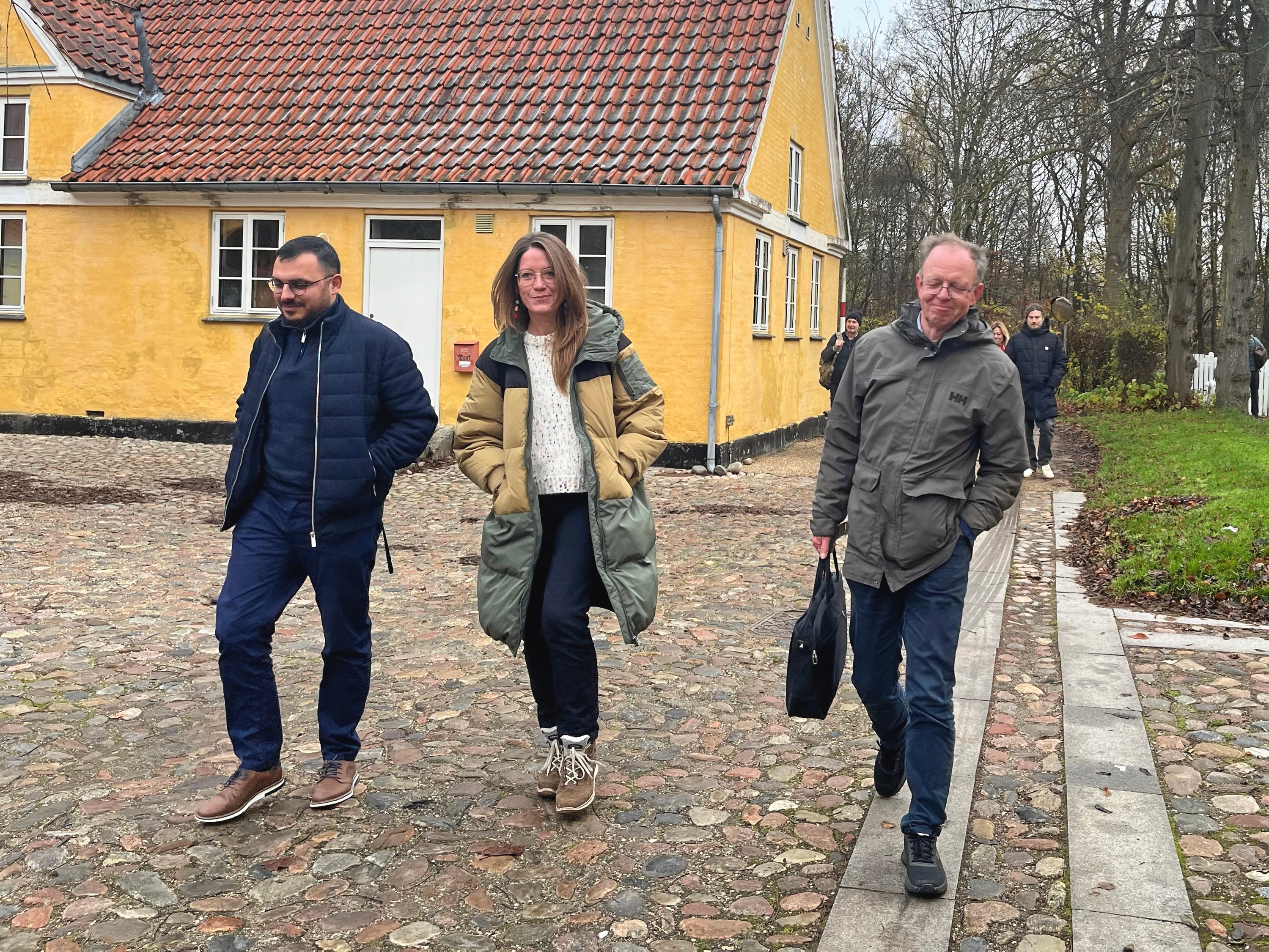 Helge Bo Jensen (th) og hans parti Enhedslisten ankom sammen med SF, her med Resul Kücükakin og Camilla Rubner Lerking - Christian Ambæk Helge Bo Jensen (th) og hans parti Enhedslisten ankom sammen med SF, her med Resul Kücükakin og Camilla Rubner Lerking