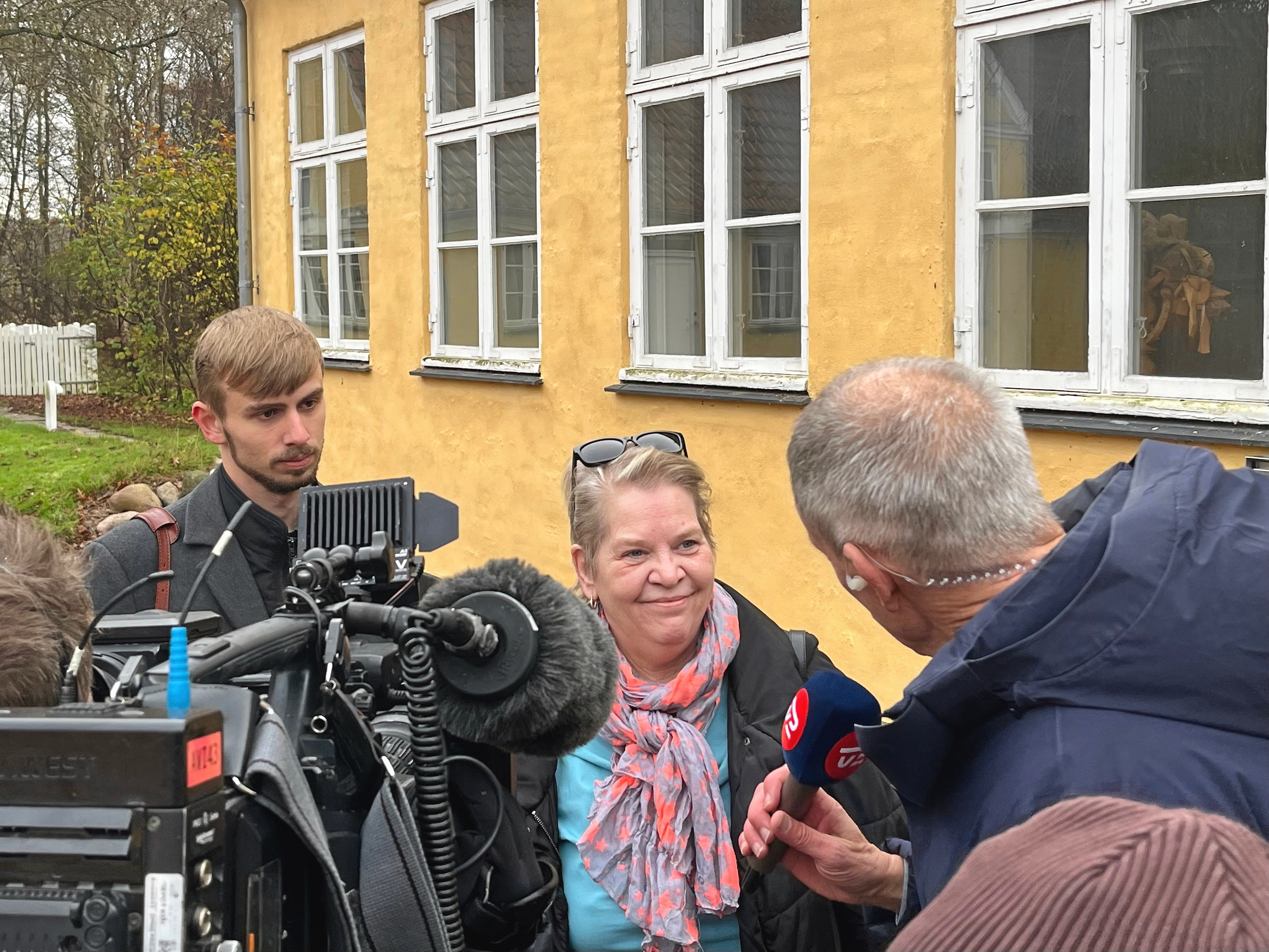 Tina B. Nielsen og Kristoffer Larsen havde et flot valg og var begge mødt op til forhandlingerne. Hun gav interview, men løftede ikke ret meget af sløret for forhandlingerne. - Christian Ambæk Tina B. Nielsen og Kristoffer Larsen havde et flot valg og var begge mødt op til forhandlingerne. Hun gav interview, men løftede ikke ret meget af sløret for forhandlingerne.