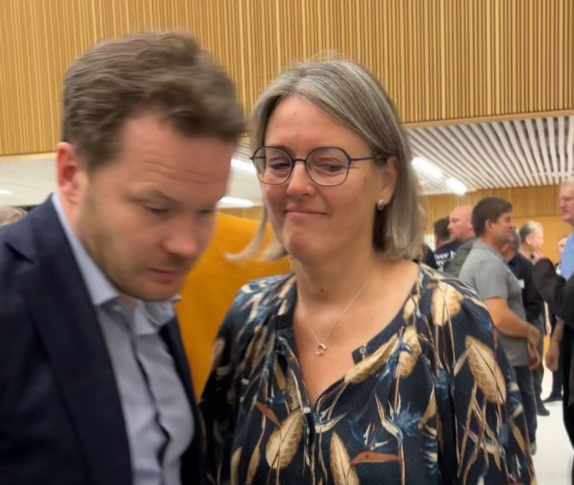 Flere gange trak Radikale og Venstre sig ind i enerum under forhandlingerne - men valgnatten endte i et granatchok for Radikale Venstres Tine Hessner (th.), hvor Nicolai Bechfeldt (V) fik borgmesterposten og satte Radikale uden for indflydelse.
