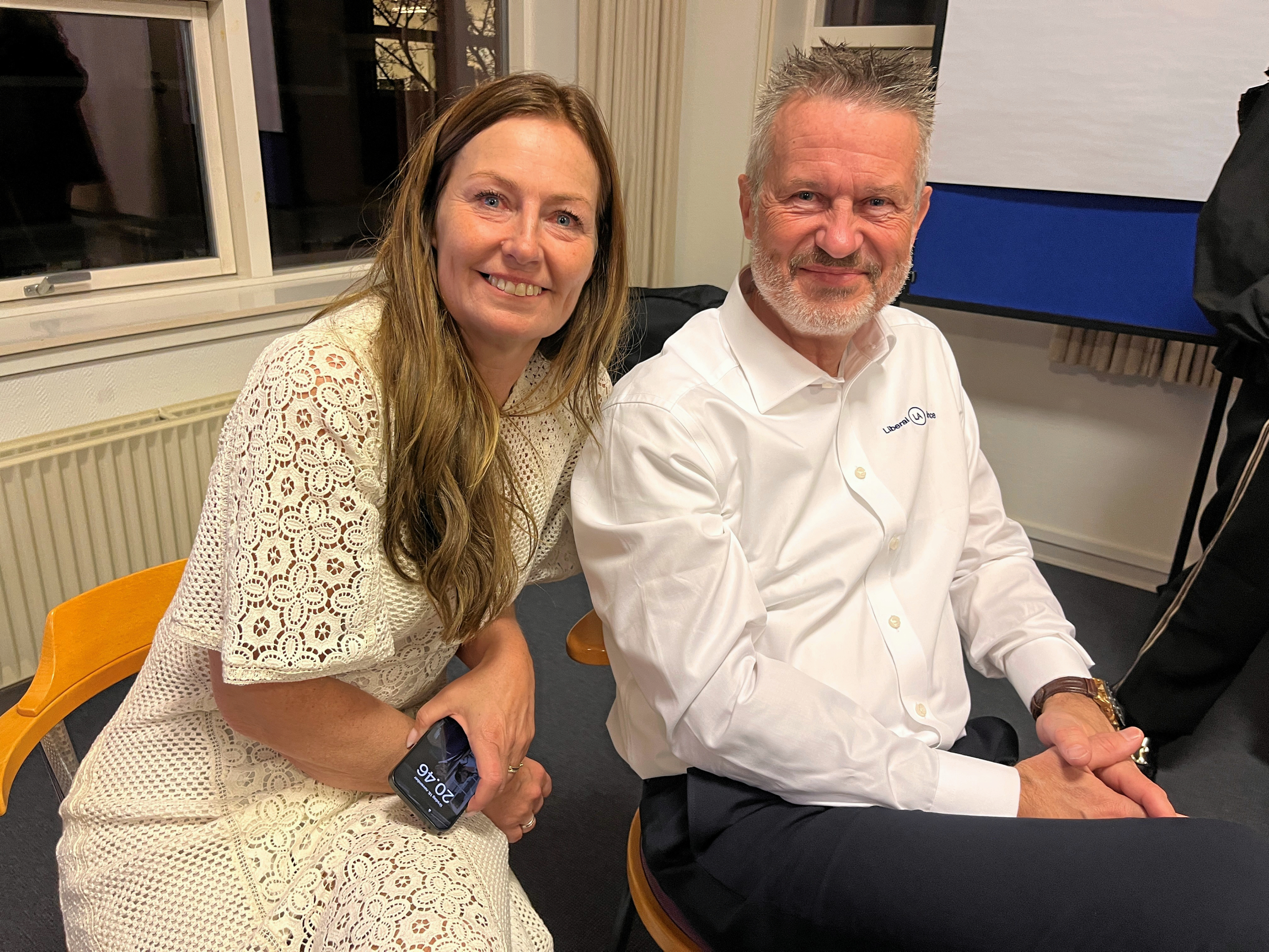 Vi laver rævekager, grinte Michael Tøgersen (LA) tidligt på aftenen tirsdag, da han og Anne Sofie Uhrskov (V) satte sig sammen i et hjørne af valgcafeen på rådhuset i Slangerup. Ud på natten viste det sig, at ”rævekagen” ikke holdt. Anne Sofie Uhrskov indgik aftale med rød fløj – uden om Michael Tøgersen og LA.