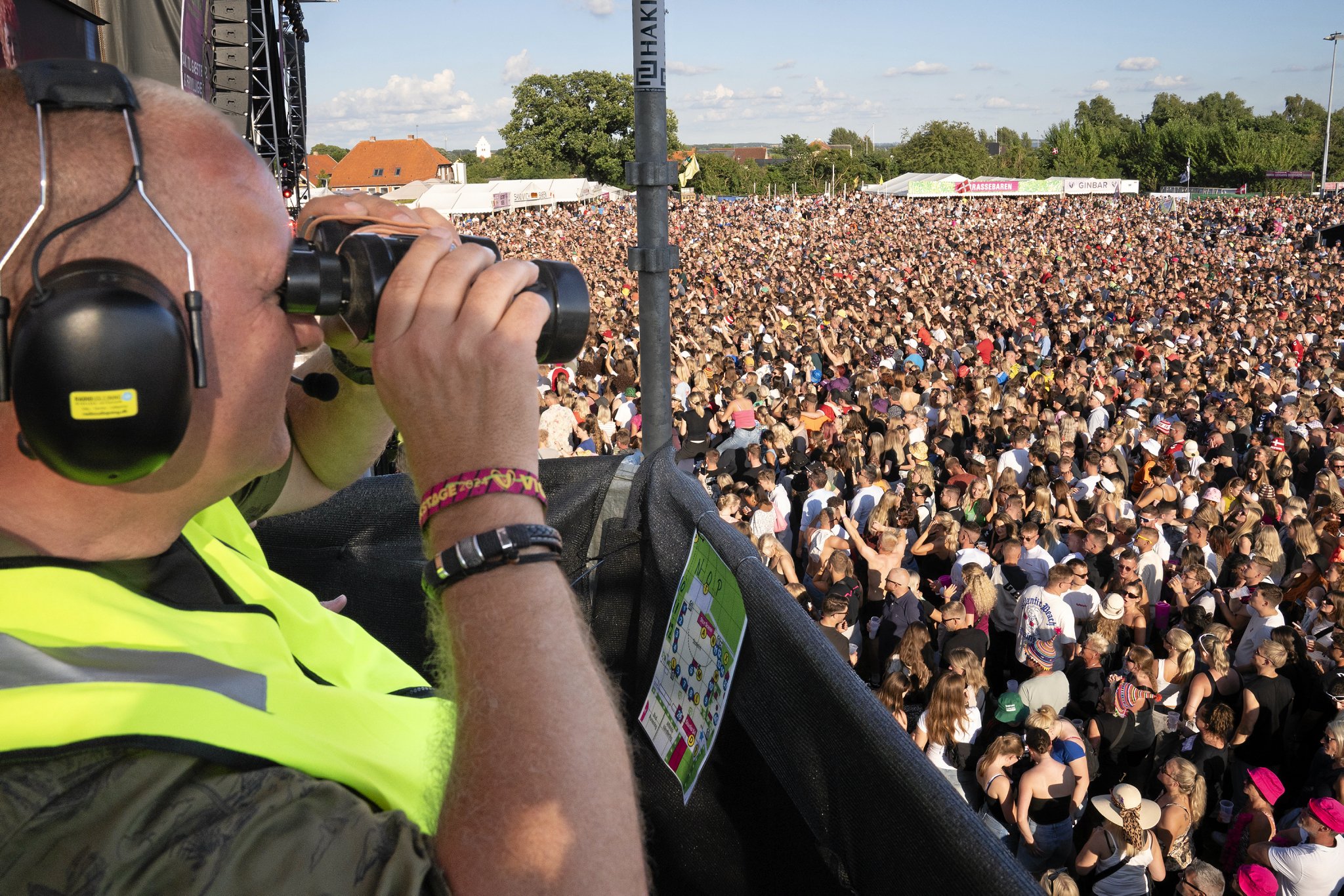 I 2024 tiltrak én af Danmarks mest populære popleverandører tusinder til pladsen foran Store Scene på Vig Festival - nu kommer han tilbage.