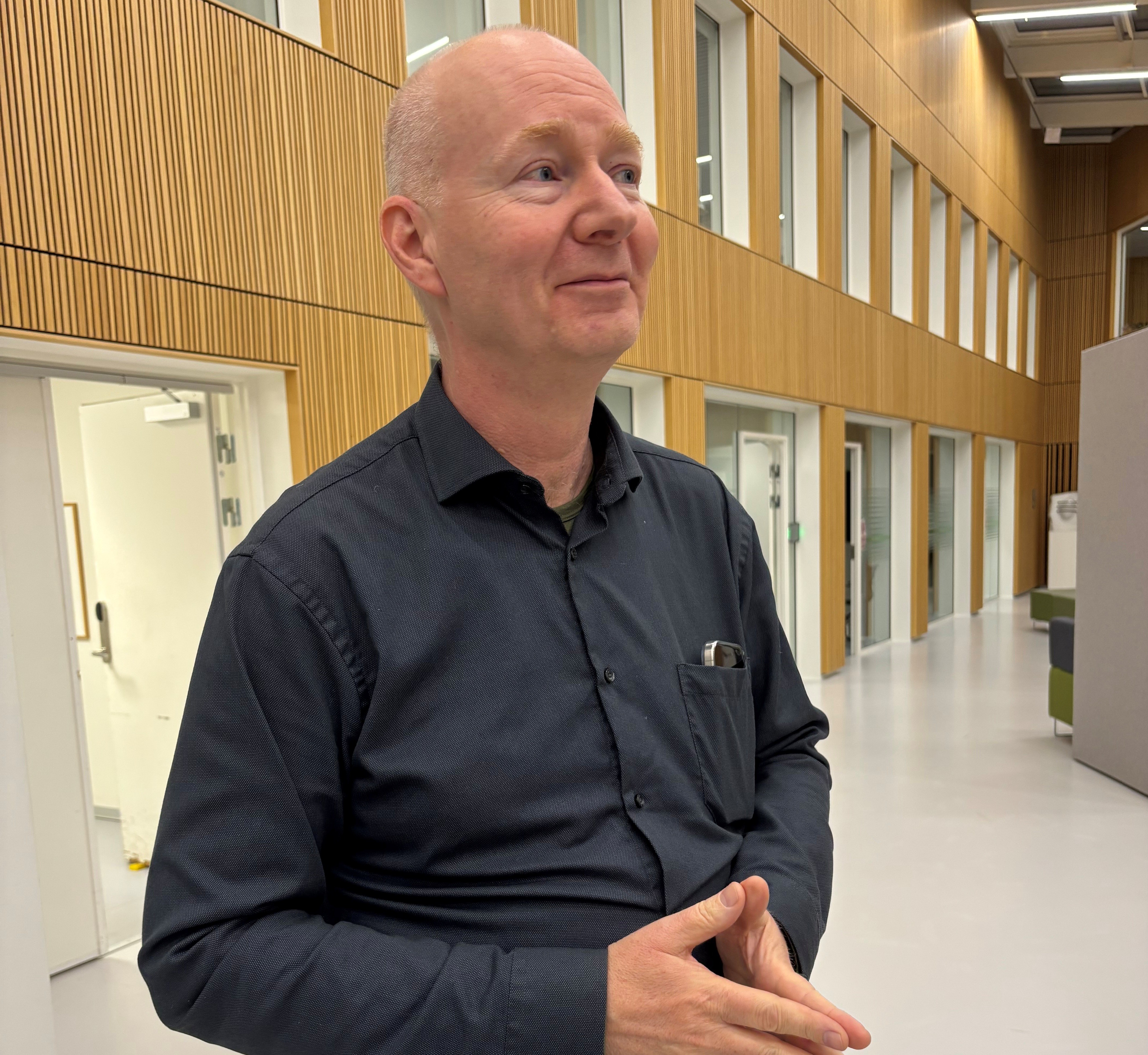 Klokken er 06.43 onsdag morgen, og det er få minutter før, Venstre bekender kulør. Lars Carstensen lufter forsigtigt overfor pressen, at han tror, der er en aftale på plads, som gør ham til borgmester.