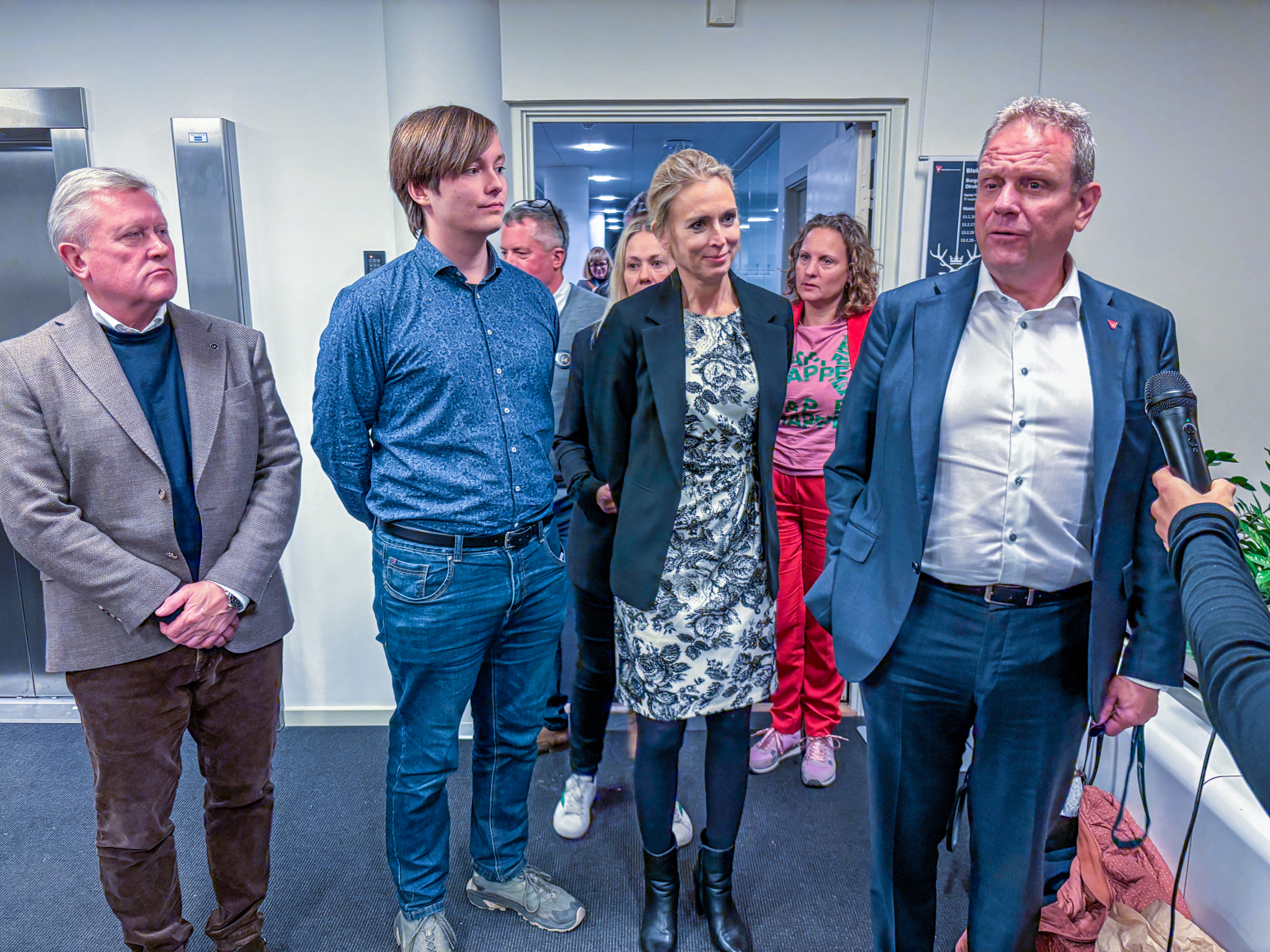 Trætte men tilfredse midt om natten. Fra venstres LAs Bent Christensen, Marcus Guldager (S), Ann Lindhardt (V) og borgmester Morten Slotved.