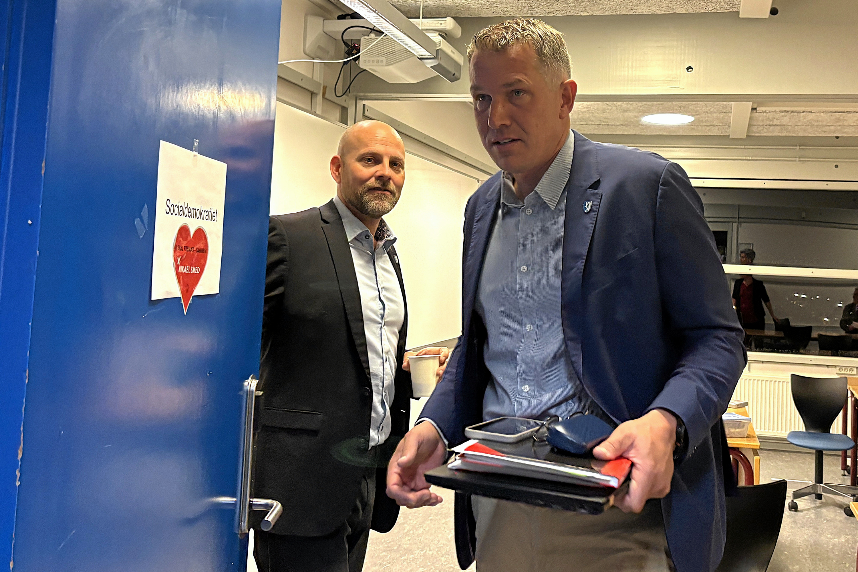 Mikael Smed (til venstre) havde håbet på et konstruktivt samarbejde, når Michael Seiding Larsen og det blå flertal overtager magten ved årsskiftet. Men nu ser det sort ud, mener han.