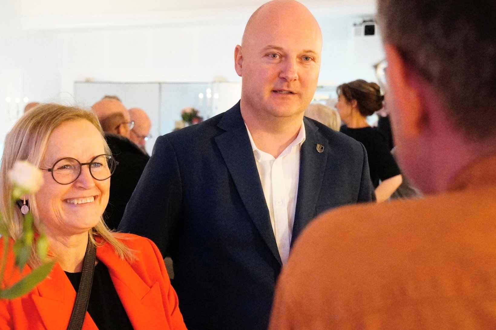 Venstres Ole Vive og Socialdemokratiets Lisette Lind Larsen stemte begge for at sende datacentersagen videre. Begge partier pegede blandt andet på behovet for at få afklaret projektets muligheder og betydning for forsyningssikkerheden. - Jens Wollesen Venstres Ole Vive og Socialdemokratiets Lisette Lind Larsen stemte begge for at sende datacentersagen videre. Begge partier pegede blandt andet på behovet for at få afklaret projektets muligheder og betydning for forsyningssikkerheden.