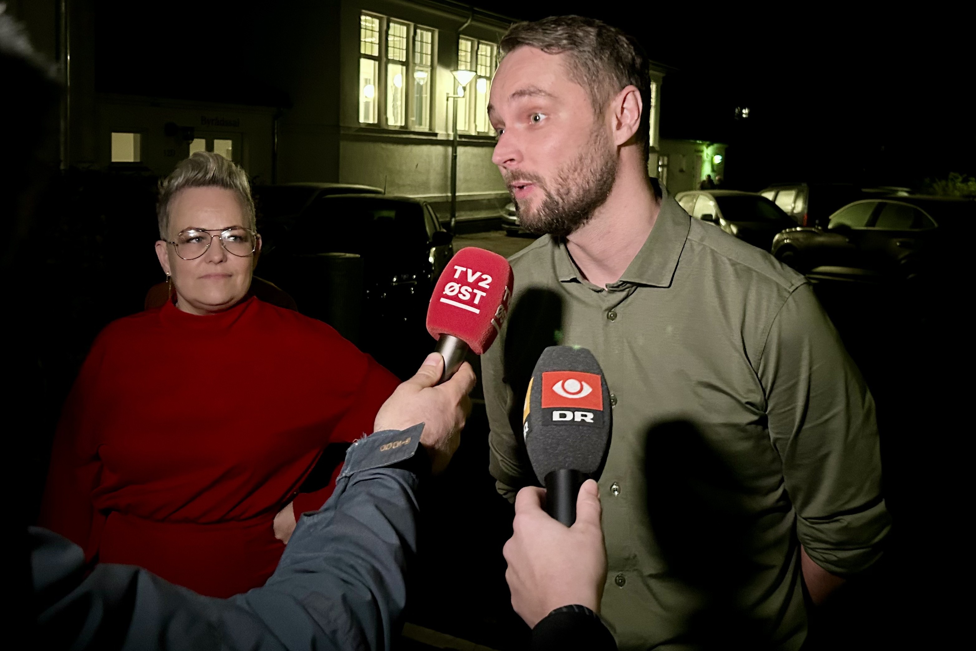 En stolt Mikkel Dam (LA) kunne kort efter klokken 2 annoncere sig selv som ny borgmester foran pressen. Ved hans side den nye viceborgmester, Michelle Frese (SF).