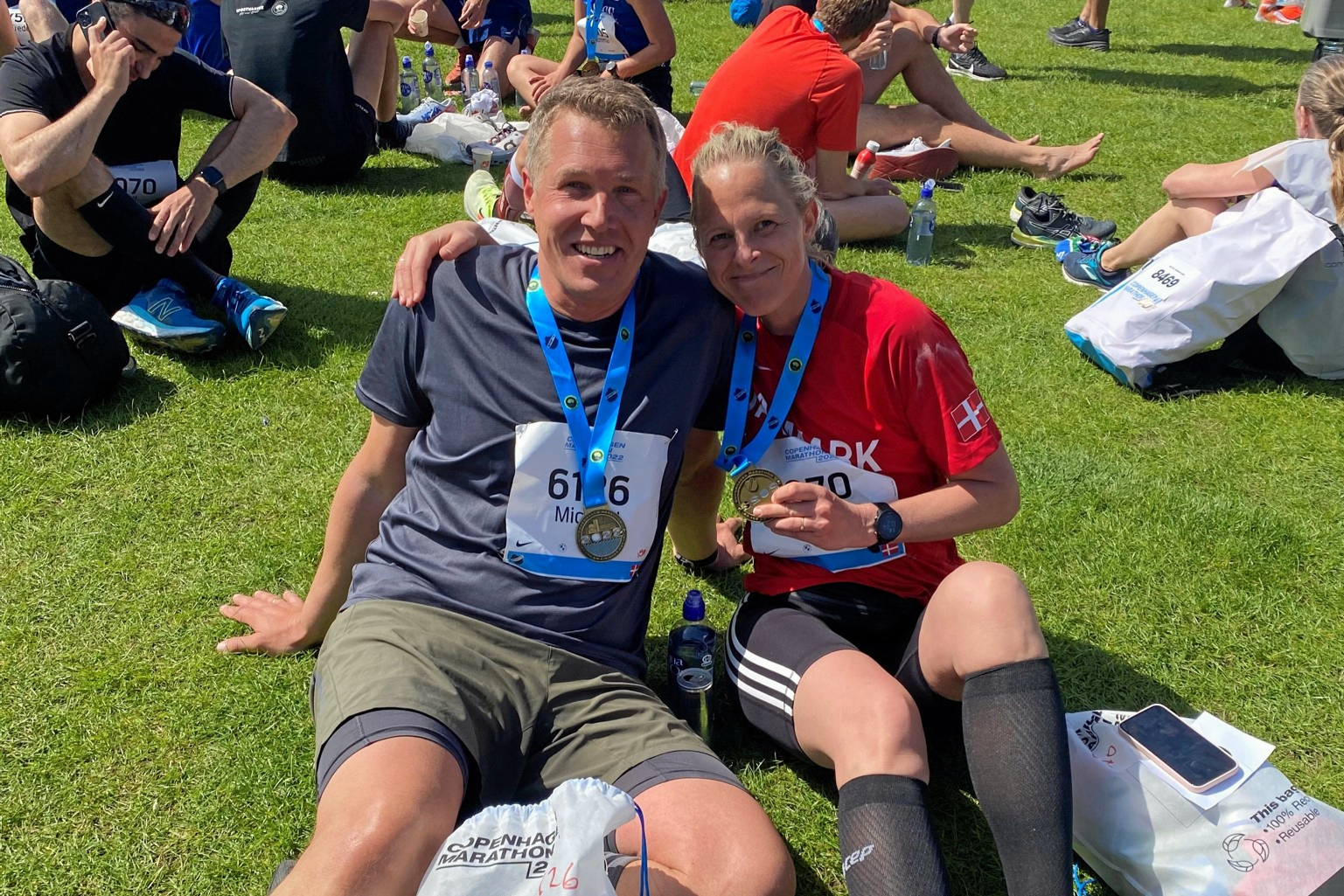 Michael Seiding Larsen vil fortsat snøre løbeskoene. Her hviler han ud med sin hustru Birgit Nielsen efter Copenhagen Marathon.
