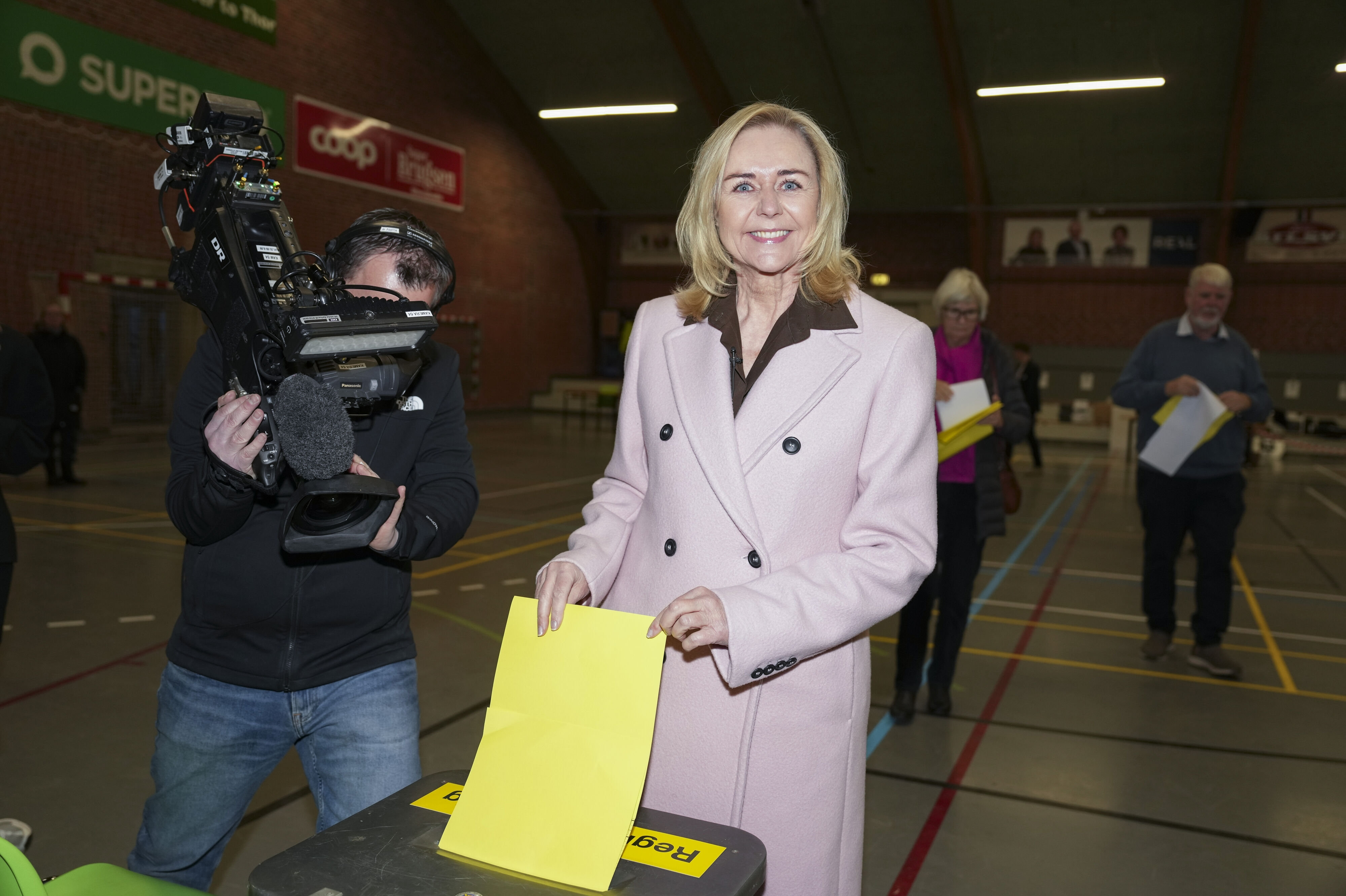 Tirsdag aften sagde De Konservatives formand Mona Juul, at hun var "stjerneglad" over partiets valgresultat. Siden er flere borgmesterposter kommet til. Tirsdag formiddag afgav hun sin stemme i Horsens.