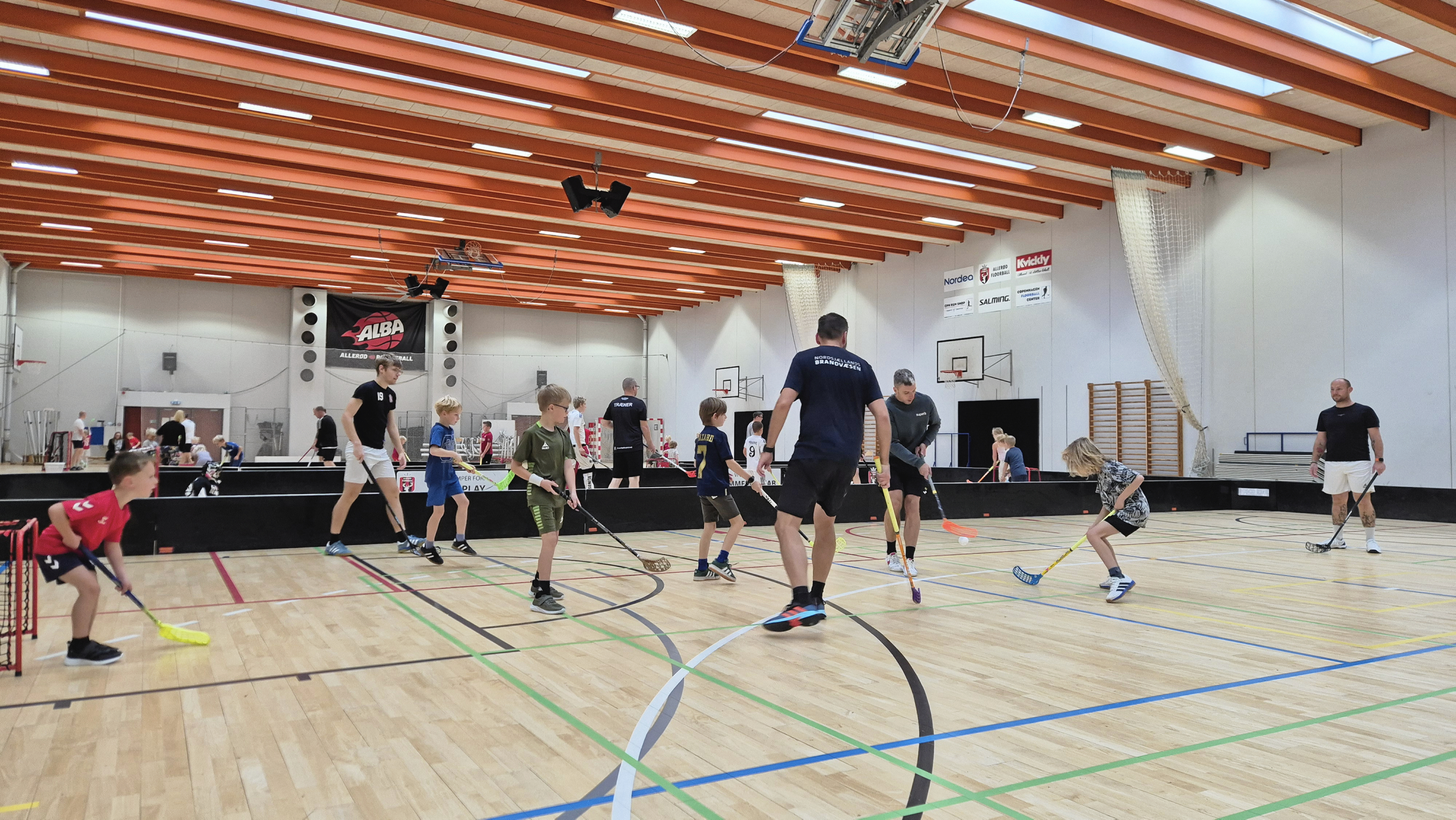 Nye medlemmer deltager i floorball-aktiviteter i Engholmhallen.