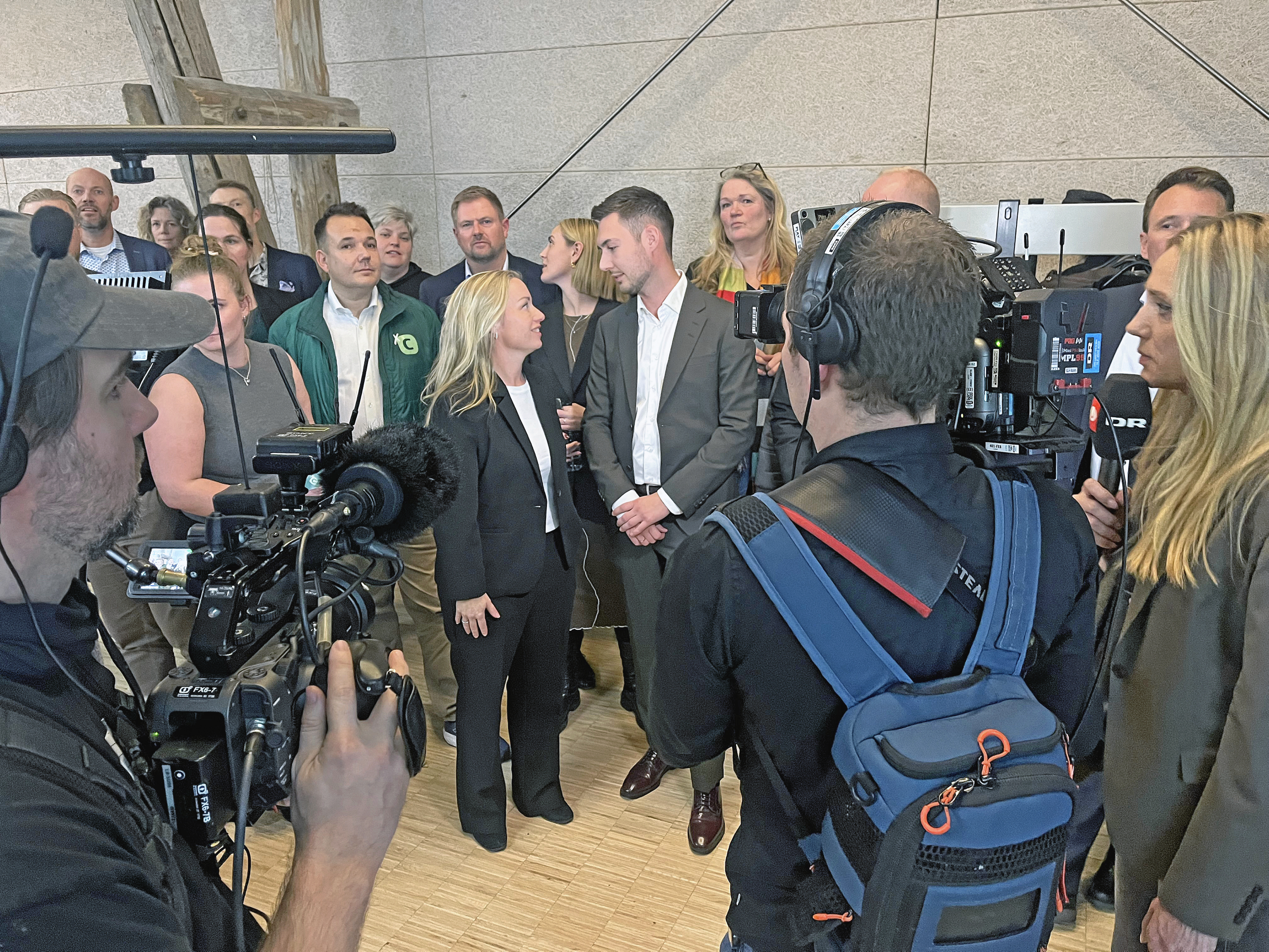 Annette Rieva og Christoffer Lorenzen kunne på valgnatten præsentere deres nye konstituering - nu er første budgetforlig i hus, og alle partier er med i aftalen.