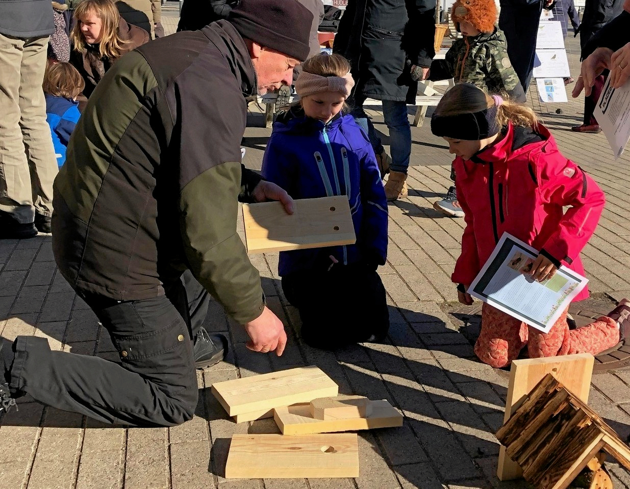 Alle aldre kan være med til at bygge redekasserne.