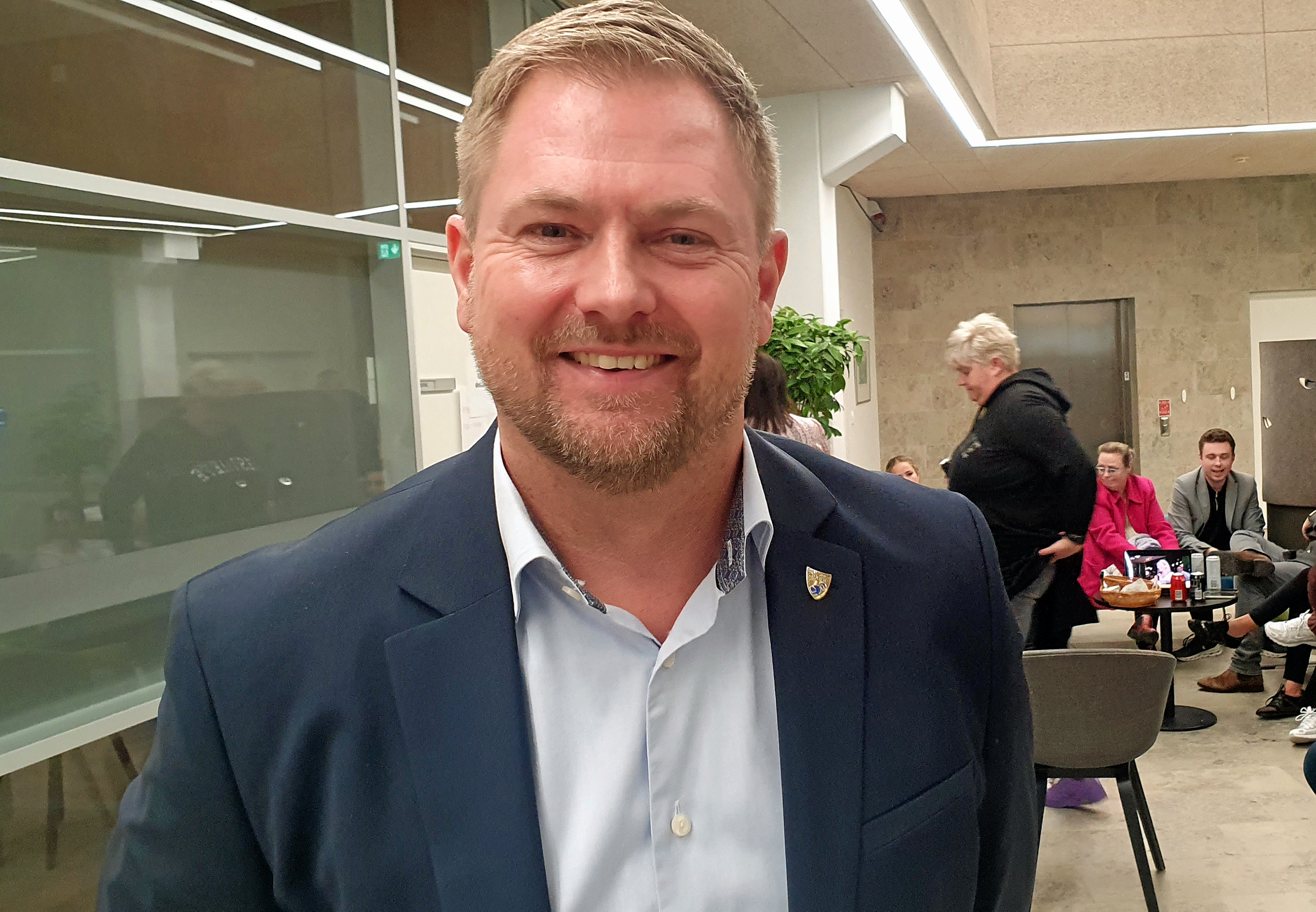 Thomas Elong og Moderaterne var en stor flok samlet til valgfest på rådhuset. - Mette Dolmer Thygesen Thomas Elong og Moderaterne var en stor flok samlet til valgfest på rådhuset.
