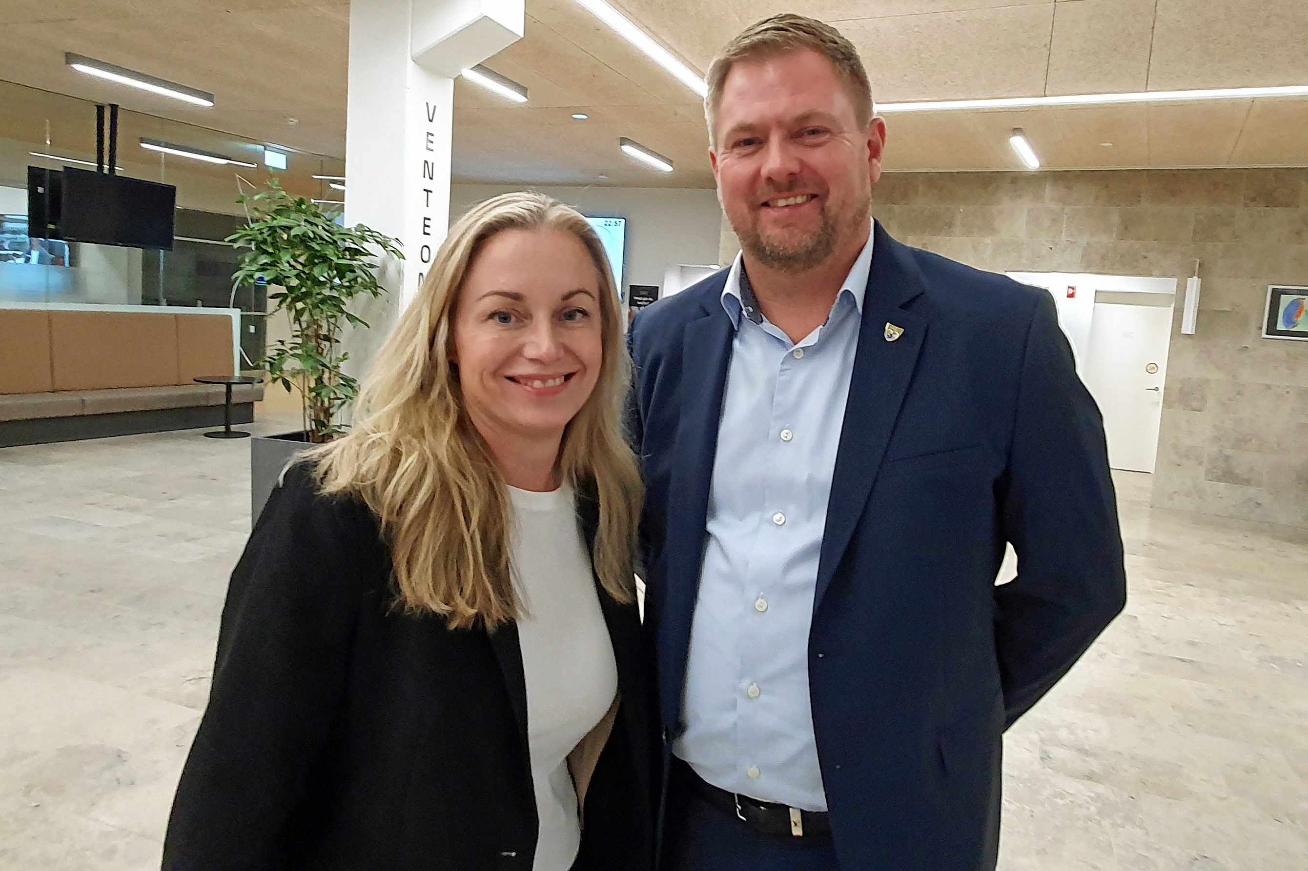 Thomas Elong holdt løbende kontakten med bl.a. Venstres Annette Rieva på valgnatten. Her er de fanget omkring klokken 23 på rådhuset. - Mette Dolmer Thygesen Thomas Elong holdt løbende kontakten med bl.a. Venstres Annette Rieva på valgnatten. Her er de fanget omkring klokken 23 på rådhuset.