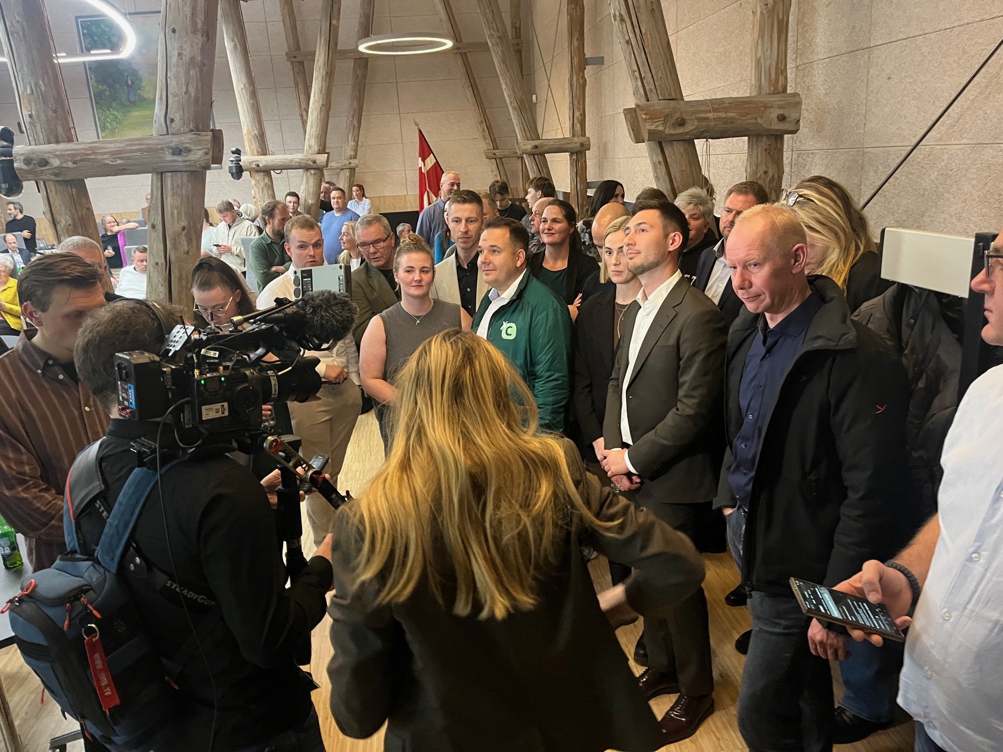 Da det sent på valgaftenen stod klart, at Konservative havde fået et rigtig godt valg samledes alt fokus sig på de konservative kandidater og spidskandidaterne fra valgforbundet.