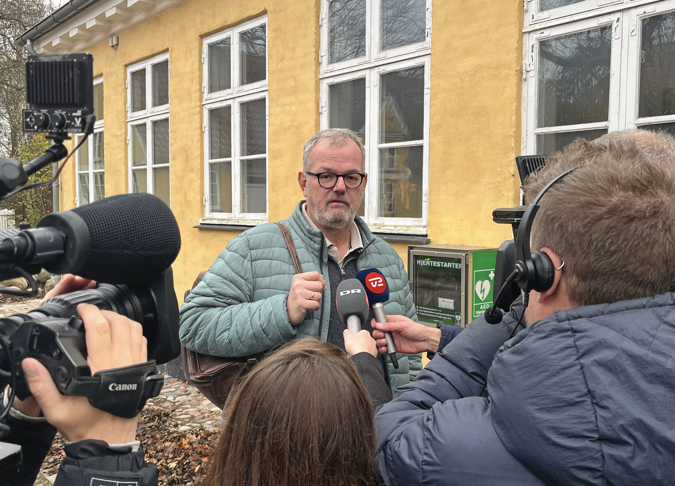 Lars Gravgaard Hansen gav citater til den fremmødte presse. På dette tidspunkt viste han ikke, at han syv timer senere ville være udnævnt til borgmester.