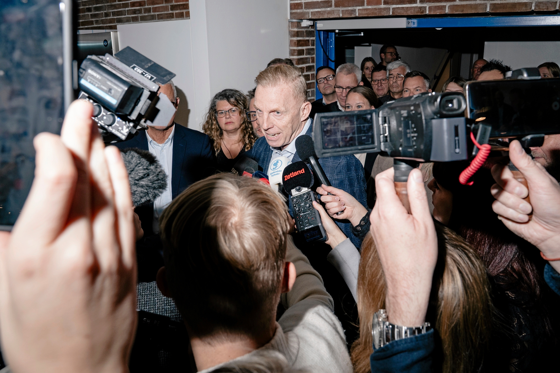 Medieopbuddet var massivt, da partierne trådte frem fra forhandlingslokalet natten til onsdag klokken 02.00. - Kasper Krupsdahl Medieopbuddet var massivt, da partierne trådte frem fra forhandlingslokalet natten til onsdag klokken 02.00.