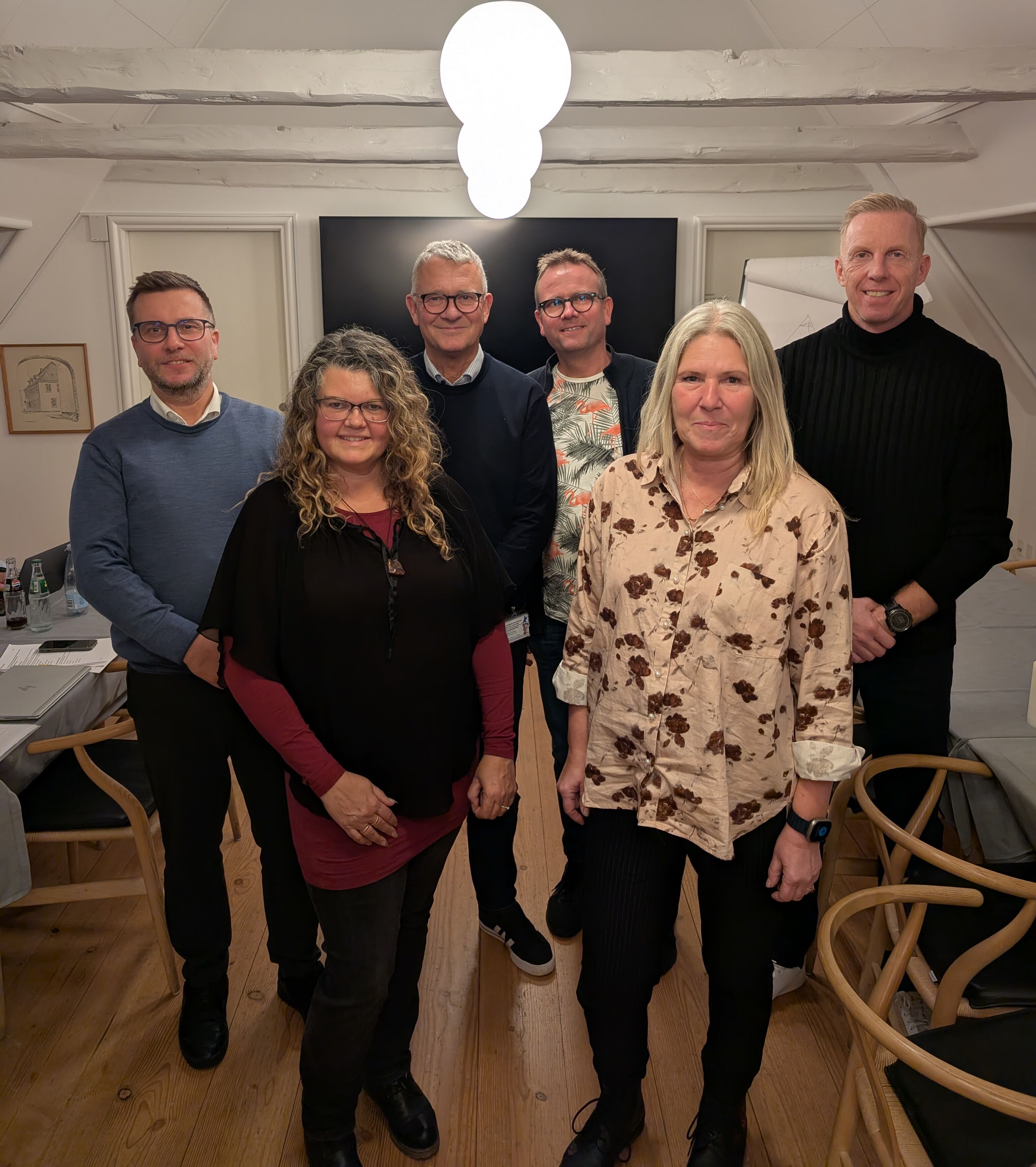 Partierne i konstitueringsaftalen kan nu løfte sløret for den nye politiske retning. Fra venstre ses Anders Gøthe (LA), Tanja Glückstadt (DF), Thomas Kampmann (K), Heine Rasmussen (SF), Susanne Palskov Farnø (CL) og Ken Kristensen (V). Heine Rasmussen erstatter Thomas Kielgast (SF), som var nødt til at melde afbud.