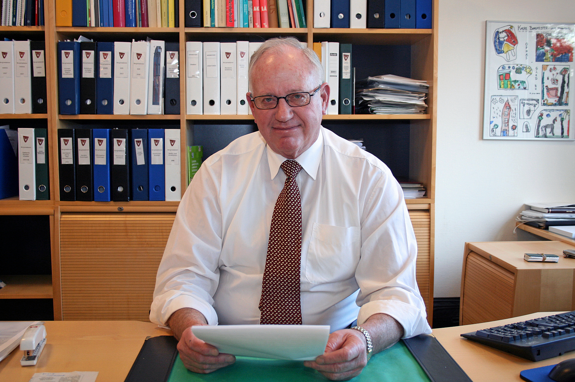 Tidligere Hørsholmborgmester Uffe Thorndahl er død. Han blev 84 år. Her er han fotograferet på sit borgmesterkontor, som han havde fra 2001 til 2009.