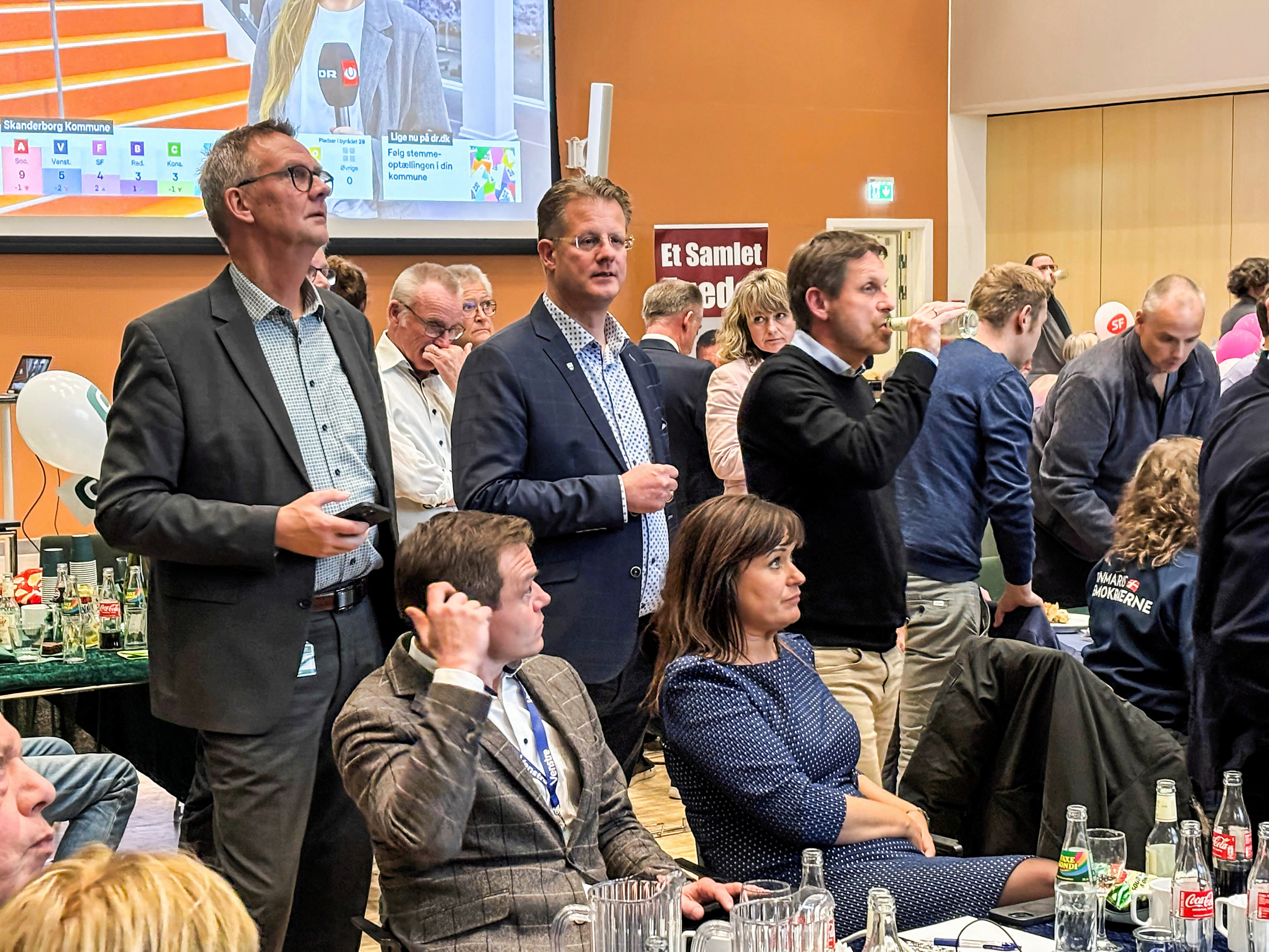 For os ligner det et bevidst valg, at man holder de tre største partier udenfor, siger Ulrik John Nielsen, der her ses på valgnatten med Karsten Søndergaard.