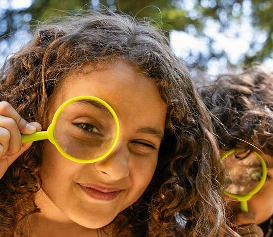 Børnefamilier lytter til naturens lyde under mørkevandringen fredag 28. november i Charlottenlund skov, hvor arrangementet afsluttes på stranden med bål.