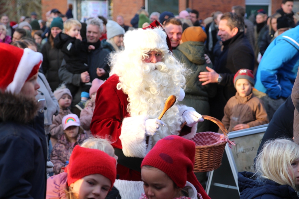 Der var masser af aktiviteter, boder og ikke mindst julehygge, da juletræet i Fredensborg blev tændt lørdag. - Martin Warming Der var masser af aktiviteter, boder og ikke mindst julehygge, da juletræet i Fredensborg blev tændt lørdag.