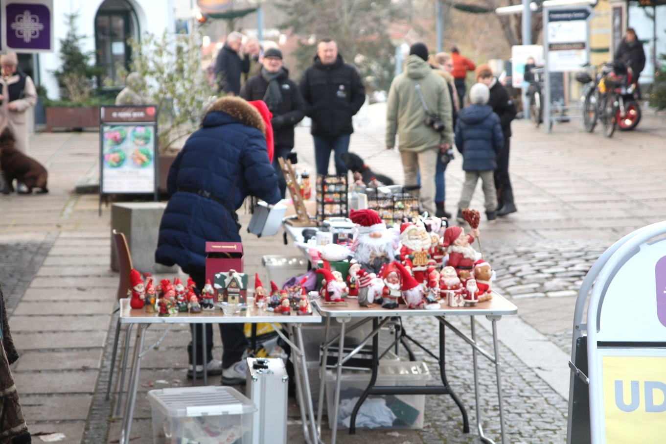 Der var masser af aktiviteter, boder og ikke mindst julehygge, da juletræet i Fredensborg blev tændt lørdag. - Martin Warming Der var masser af aktiviteter, boder og ikke mindst julehygge, da juletræet i Fredensborg blev tændt lørdag.
