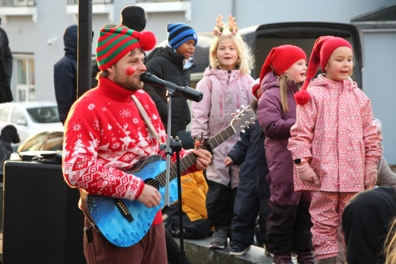 Der var masser af aktiviteter, boder og ikke mindst julehygge, da juletræet i Fredensborg blev tændt lørdag. - Martin Warming Der var masser af aktiviteter, boder og ikke mindst julehygge, da juletræet i Fredensborg blev tændt lørdag.