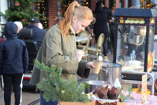 Der var masser af aktiviteter, boder og ikke mindst julehygge, da juletræet i Fredensborg blev tændt lørdag. - Martin Warming Der var masser af aktiviteter, boder og ikke mindst julehygge, da juletræet i Fredensborg blev tændt lørdag.