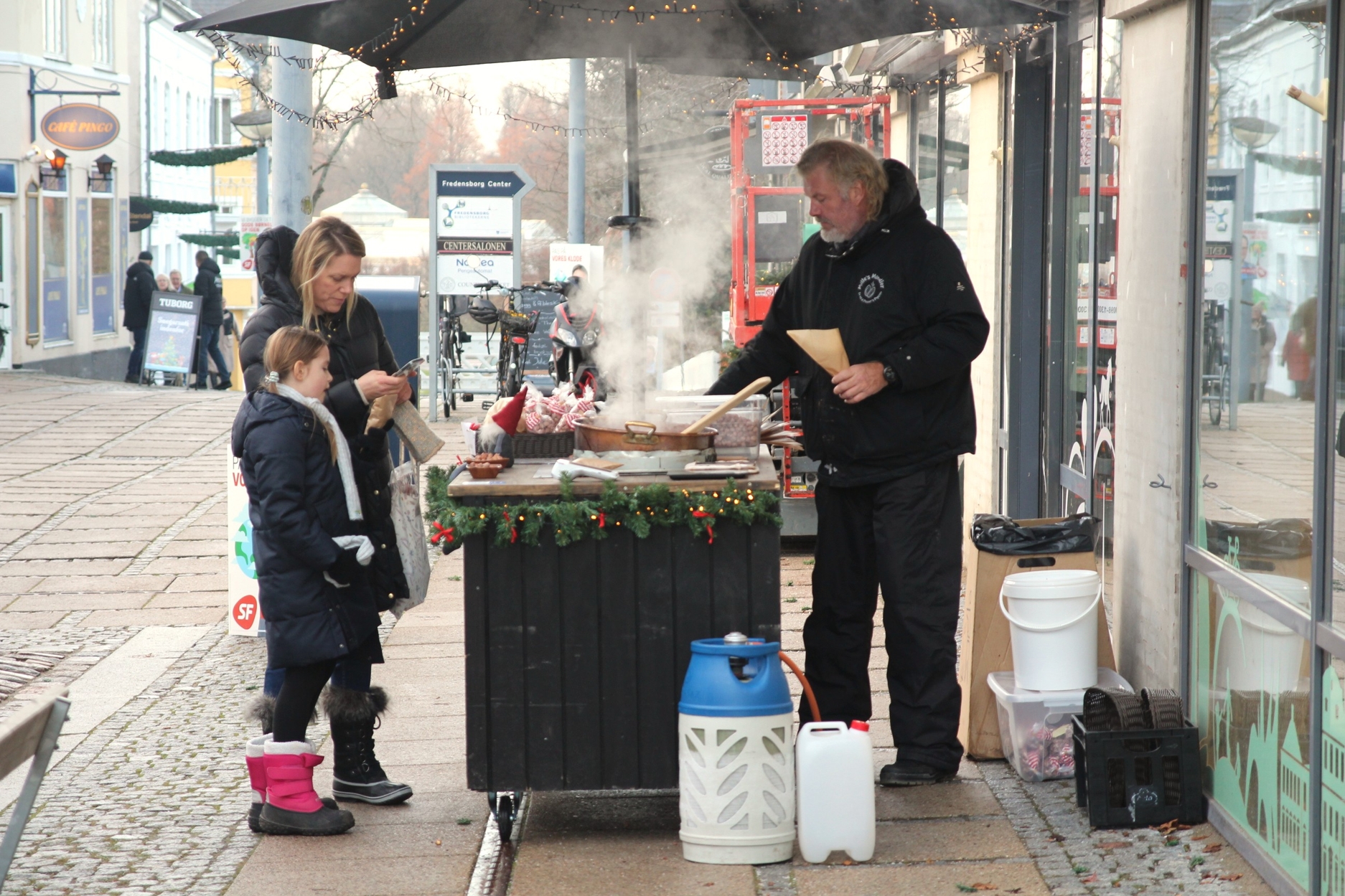 Der var masser af aktiviteter, boder og ikke mindst julehygge, da juletræet i Fredensborg blev tændt lørdag. - Martin Warming Der var masser af aktiviteter, boder og ikke mindst julehygge, da juletræet i Fredensborg blev tændt lørdag.