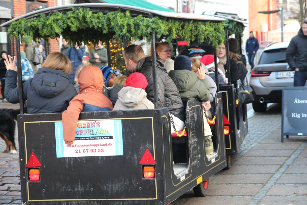Der var masser af aktiviteter, boder og ikke mindst julehygge, da juletræet i Fredensborg blev tændt lørdag. - Martin Warming Der var masser af aktiviteter, boder og ikke mindst julehygge, da juletræet i Fredensborg blev tændt lørdag.