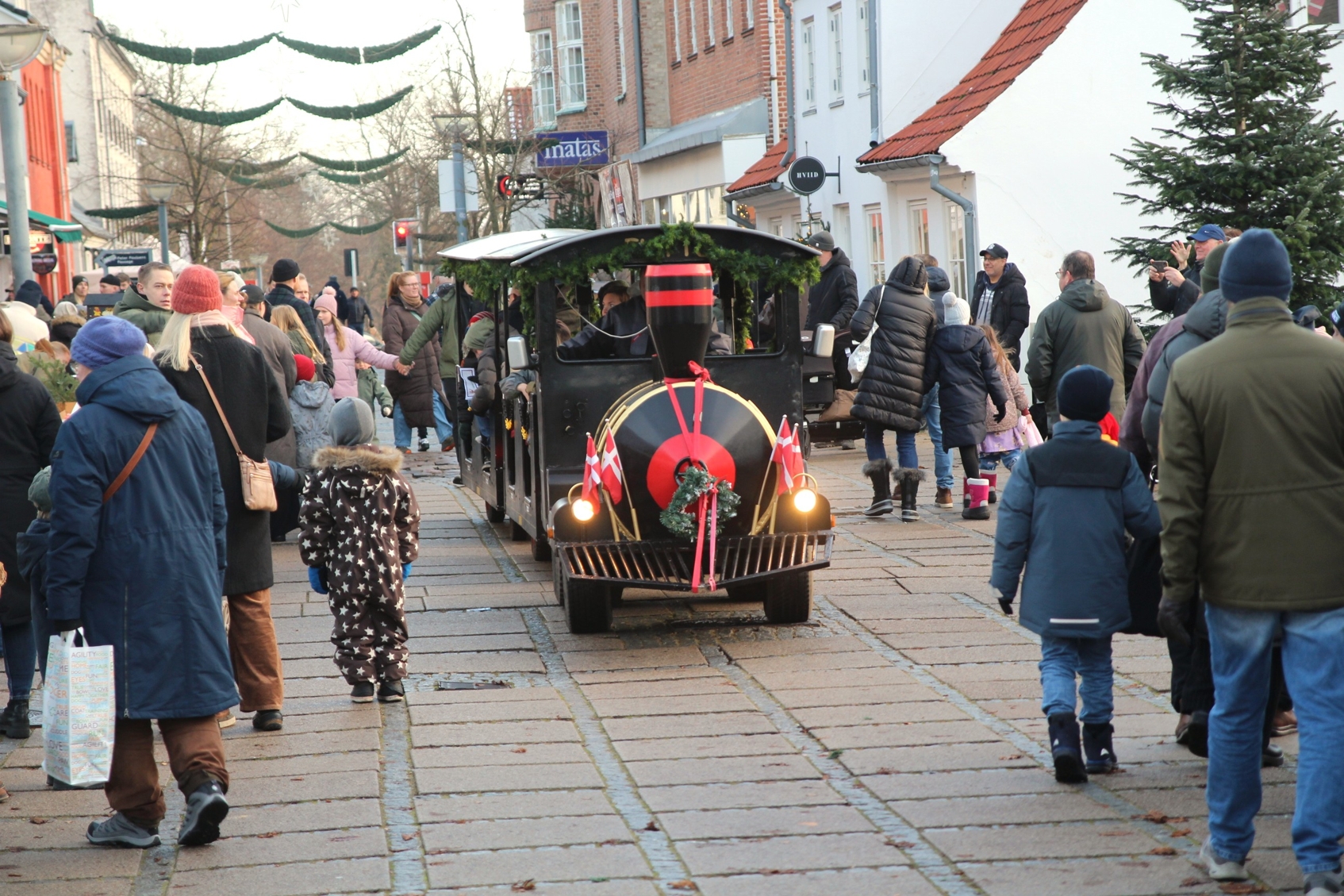 Der var masser af aktiviteter, boder og ikke mindst julehygge, da juletræet i Fredensborg blev tændt lørdag. - Martin Warming Der var masser af aktiviteter, boder og ikke mindst julehygge, da juletræet i Fredensborg blev tændt lørdag.
