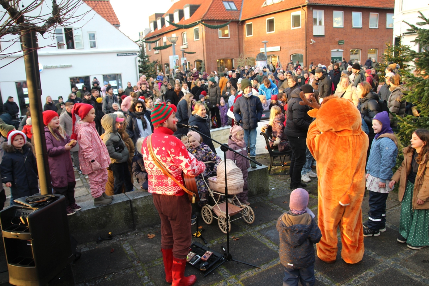 Der var masser af aktiviteter, boder og ikke mindst julehygge, da juletræet i Fredensborg blev tændt lørdag. - Martin Warming Der var masser af aktiviteter, boder og ikke mindst julehygge, da juletræet i Fredensborg blev tændt lørdag.