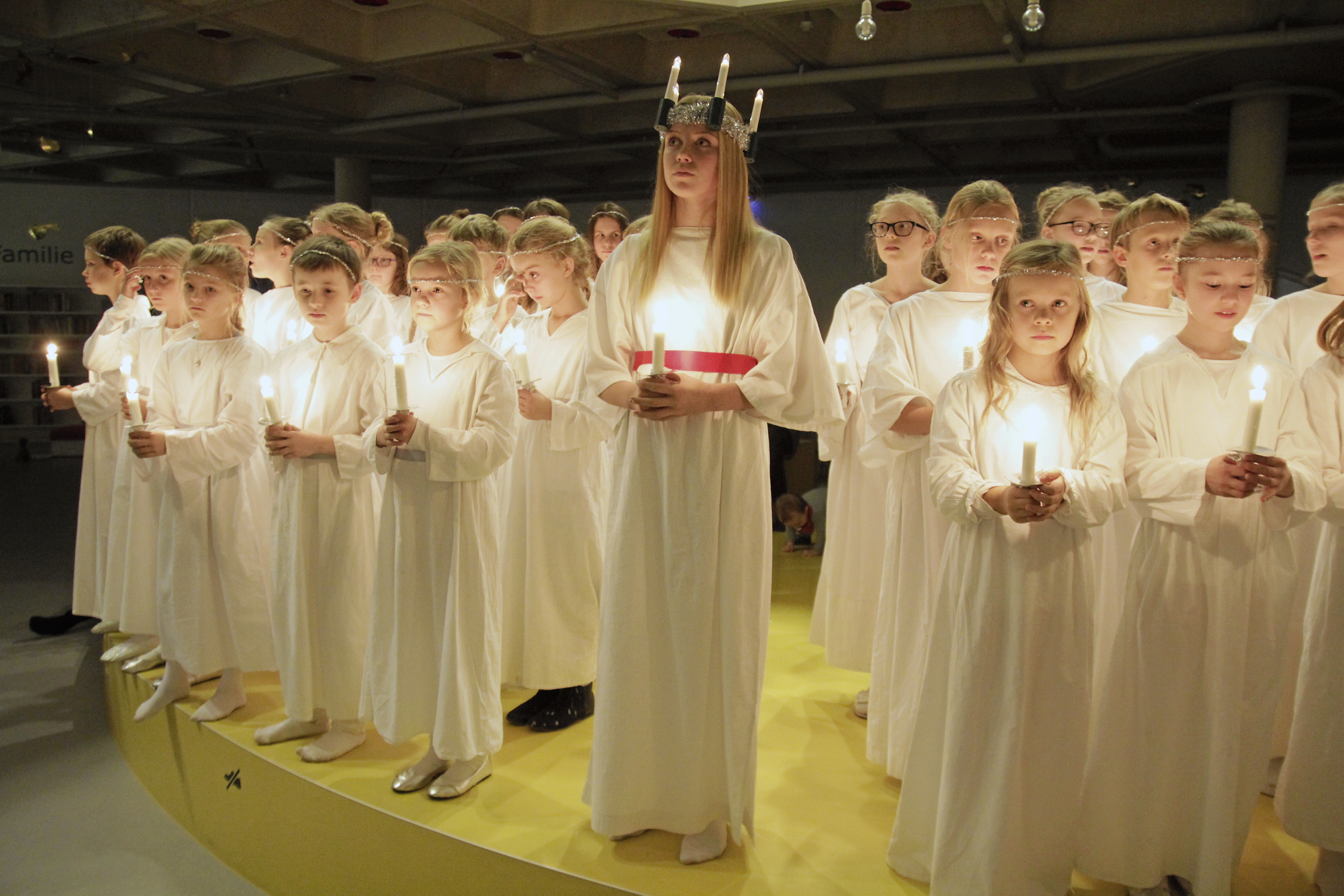 Hørsholm Lilleskole laver deres traditionsrige Luciaoptog på Hørsholm Bibliotek.