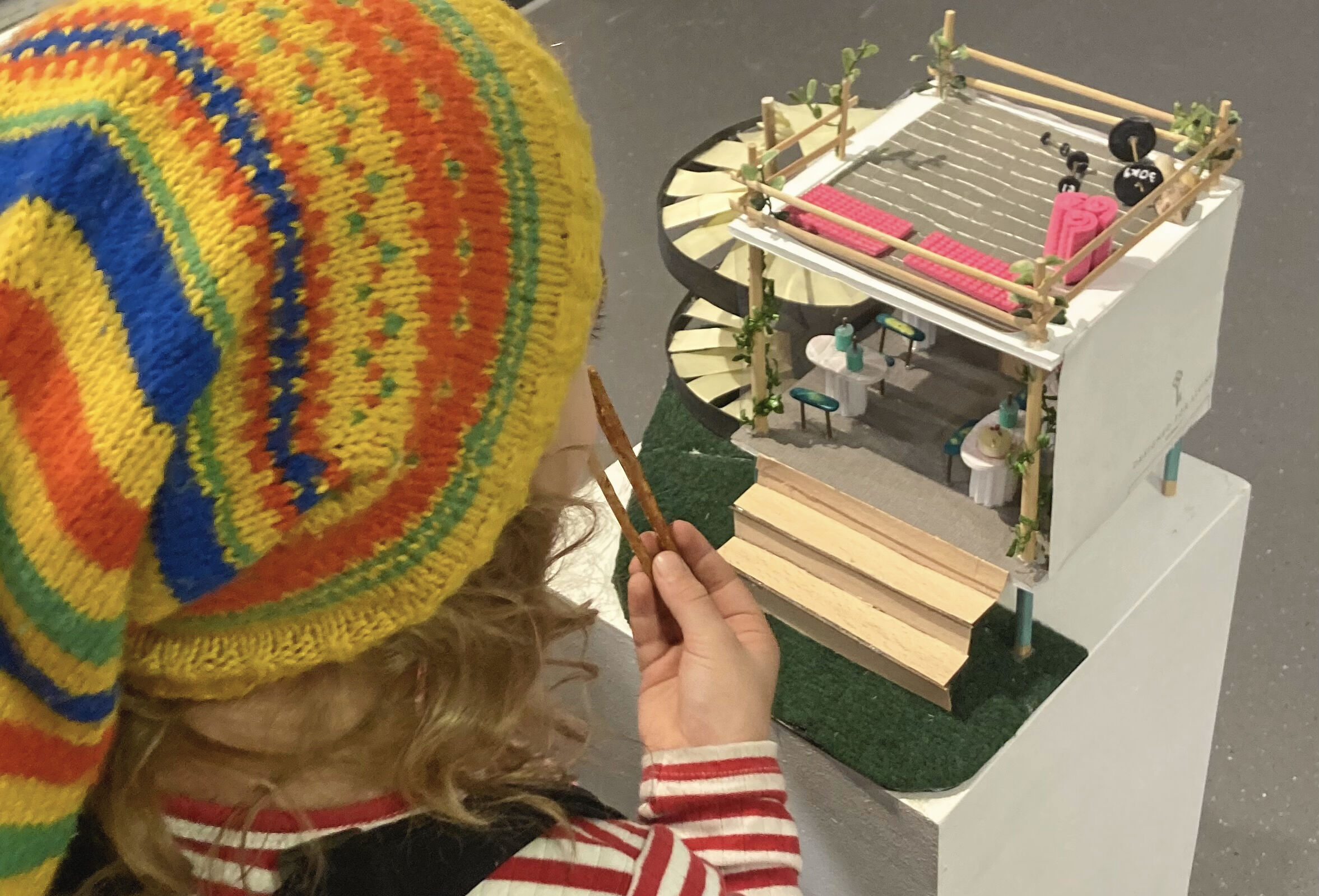 Der vises i alt 80 værker fra Billedskolen.