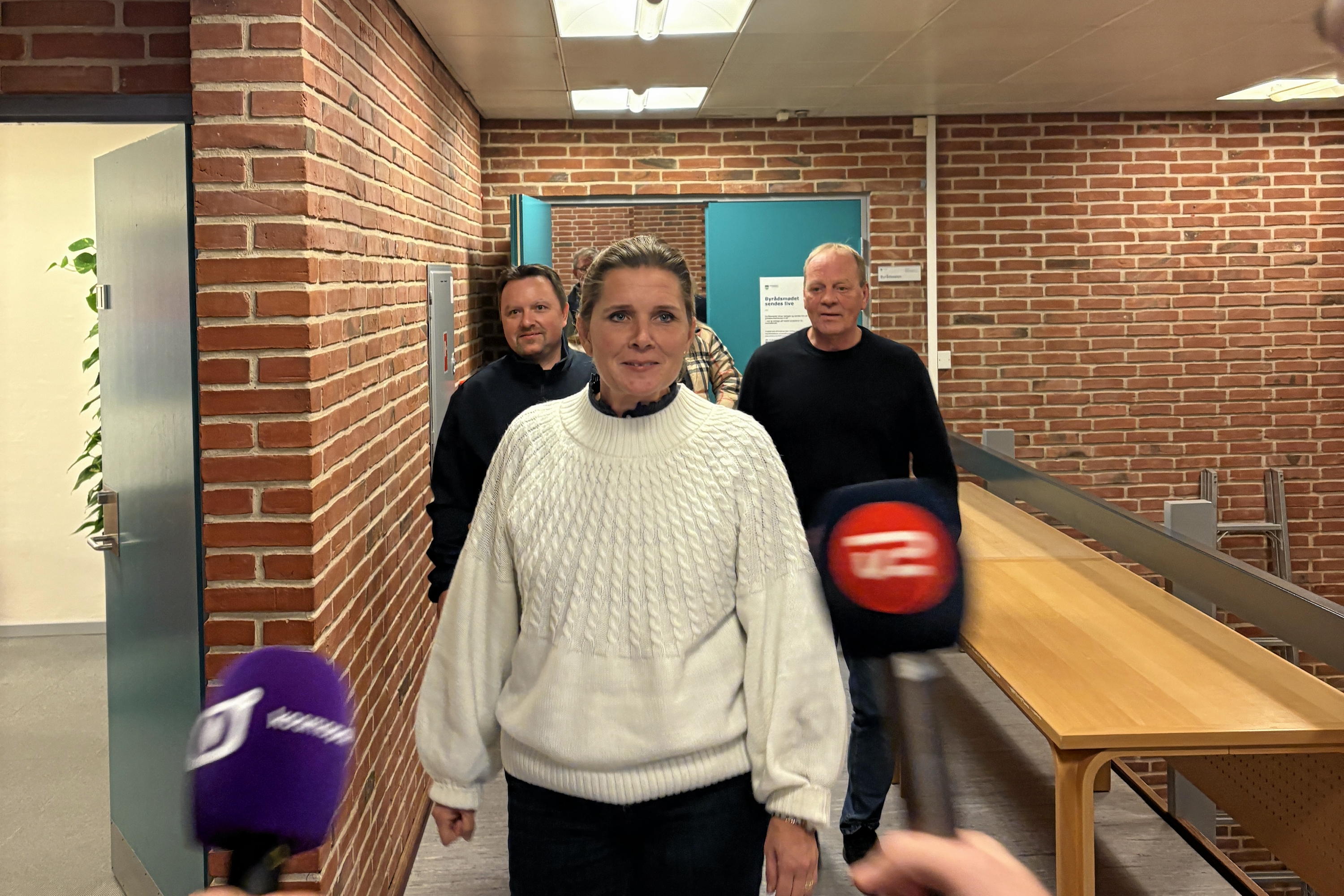 Trine Egetved kunne for snurrende kameraer fortælle, at hun havde samlet 18 mandater bag sig. - Nicklas Thorup Clausen Trine Egetved kunne for snurrende kameraer fortælle, at hun havde samlet 18 mandater bag sig.