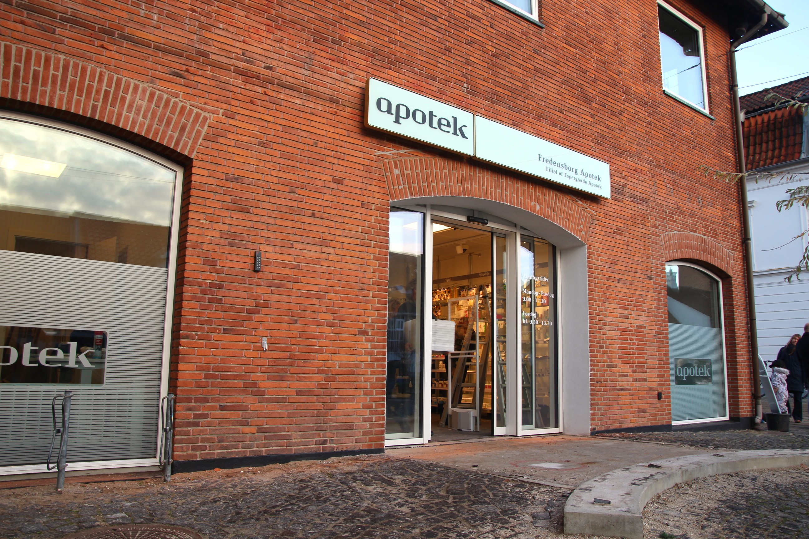 Fredensborg Apotek åbner i dag i nye lokaler på hjørnet af Jernbanegade og Tinghusvej.