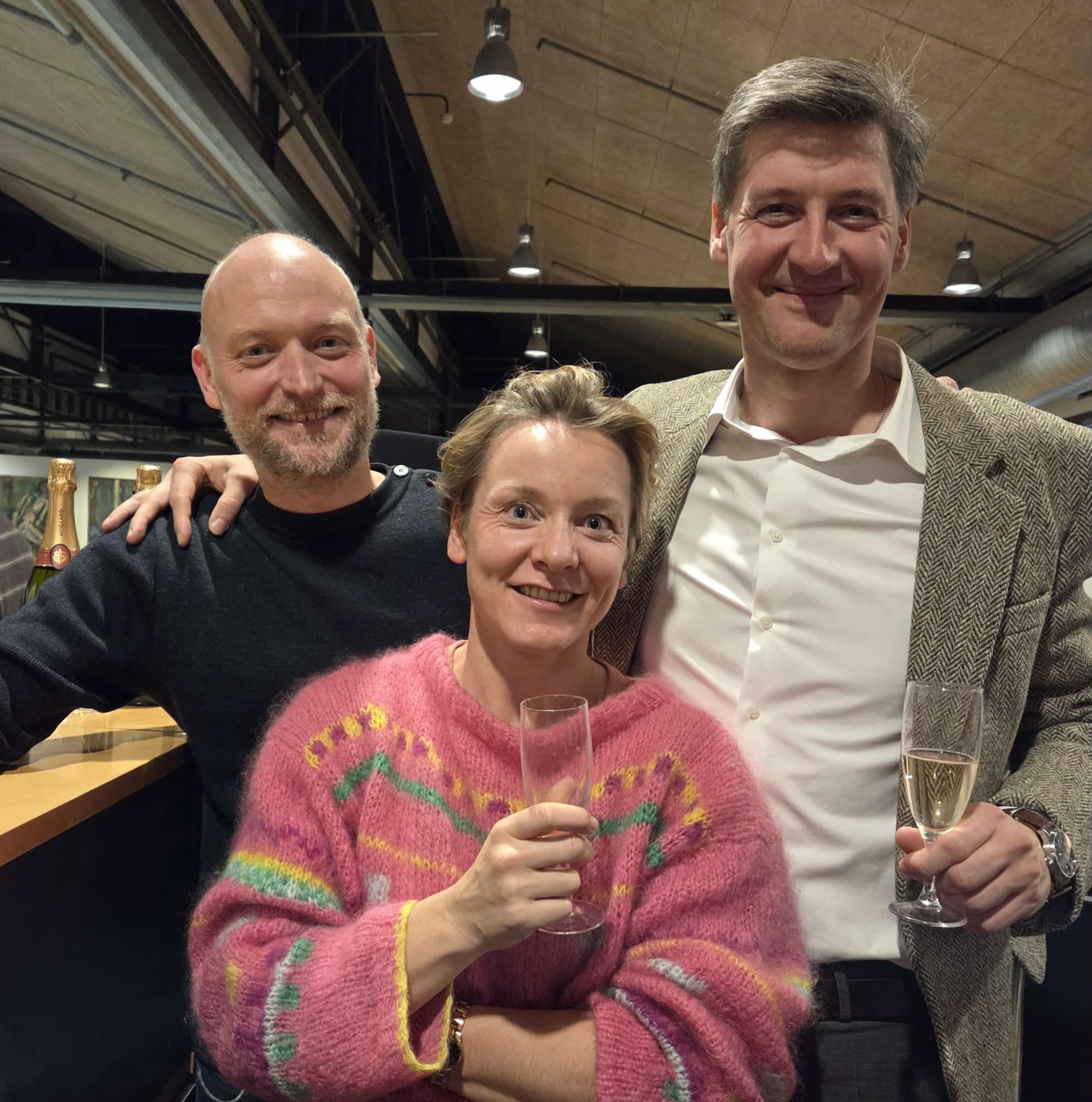 Smagen af sejr. Anders Damm-Frydenberg (t.v.), Signe Schløer og Tune Revsgaard Nielsen fik alle flotte personlige stemmetal ved kommunalvalget. Det blev fejret med et glas bobler på valgnatten.