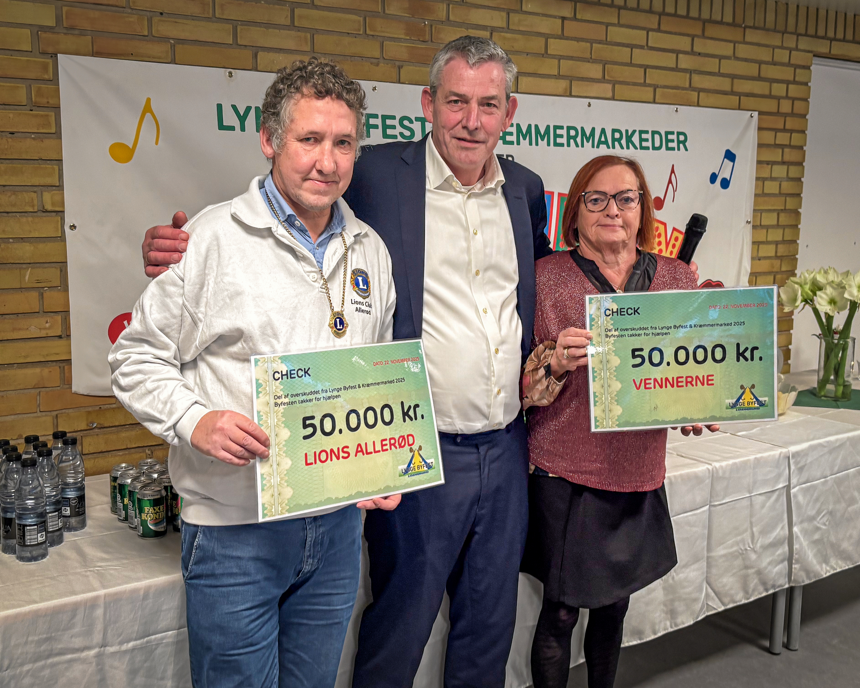 Erik Rasmussen (tv.) tog imod pengene til Allerød Lions, mens Lene Høeberg holdt Vennernes check. Derudover rækker overskuddet til investeringer i næste års fest. I midten er det byfestens formand Jørgen Johansen.