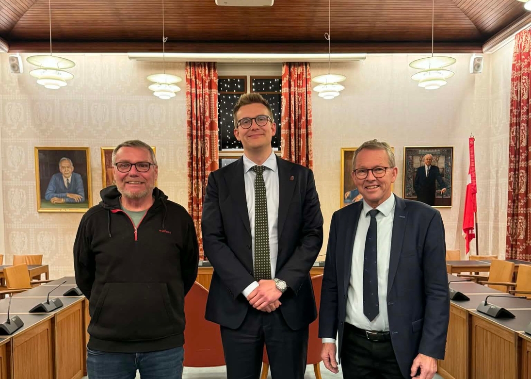 Per Flor (DF), kommende borgmester Andreas Karlsen (K) og nuværende borgmester Klaus Hansen (V). - Privat Per Flor (DF), kommende borgmester Andreas Karlsen (K) og nuværende borgmester Klaus Hansen (V).