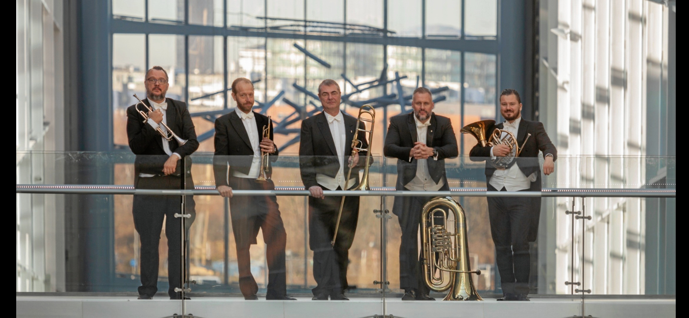 Kvintetten består af Michael Frank Møller og Karl Husum på trompet, Lasse Mauritzen på horn, Lars Hastrup på trombone og Thomas Røisland på tuba.