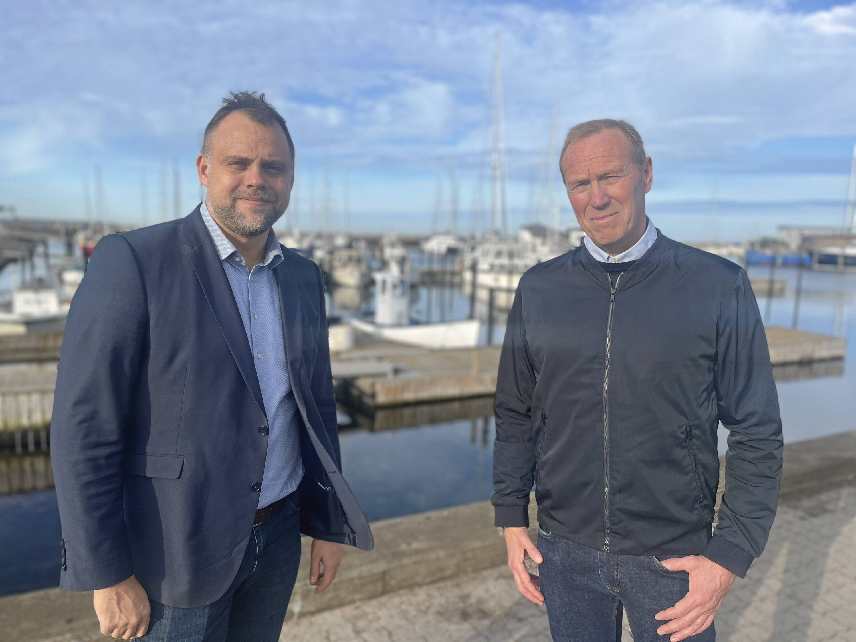 Peter Thomsen (th) og Hundested Havns bestyrelse har droppet at opkøbe Nordmolen og lave strandhotel. Den beslutning ærgrer borgmester Steffen Jensen (tv)