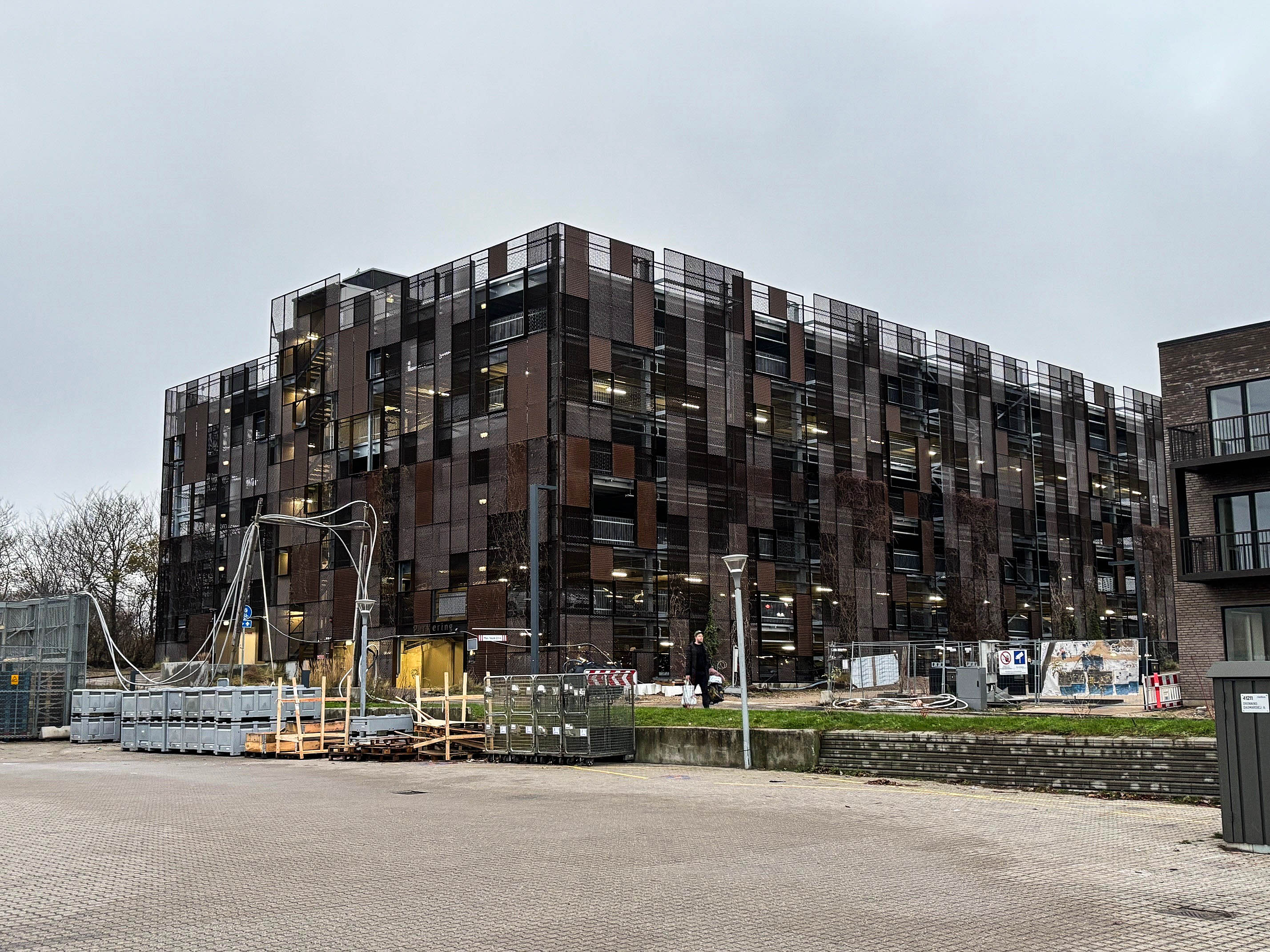 Parkeringshuset på naboejendommen på Jon Lilles Vej 1 og Jacob Sunesens Vej nord for Føtex er endelig bygget helt færdigt.