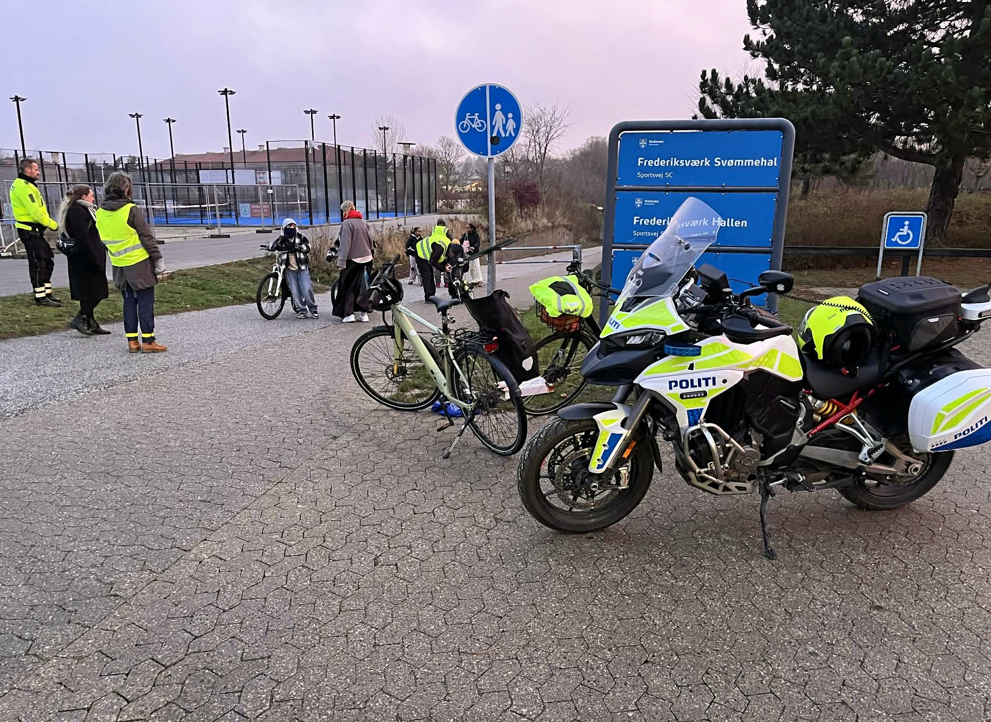 Torsdag morgen var der en venlig påmindelse til børn og voksne om vigtigheden af at have lys på cyklen i de mørke timer
