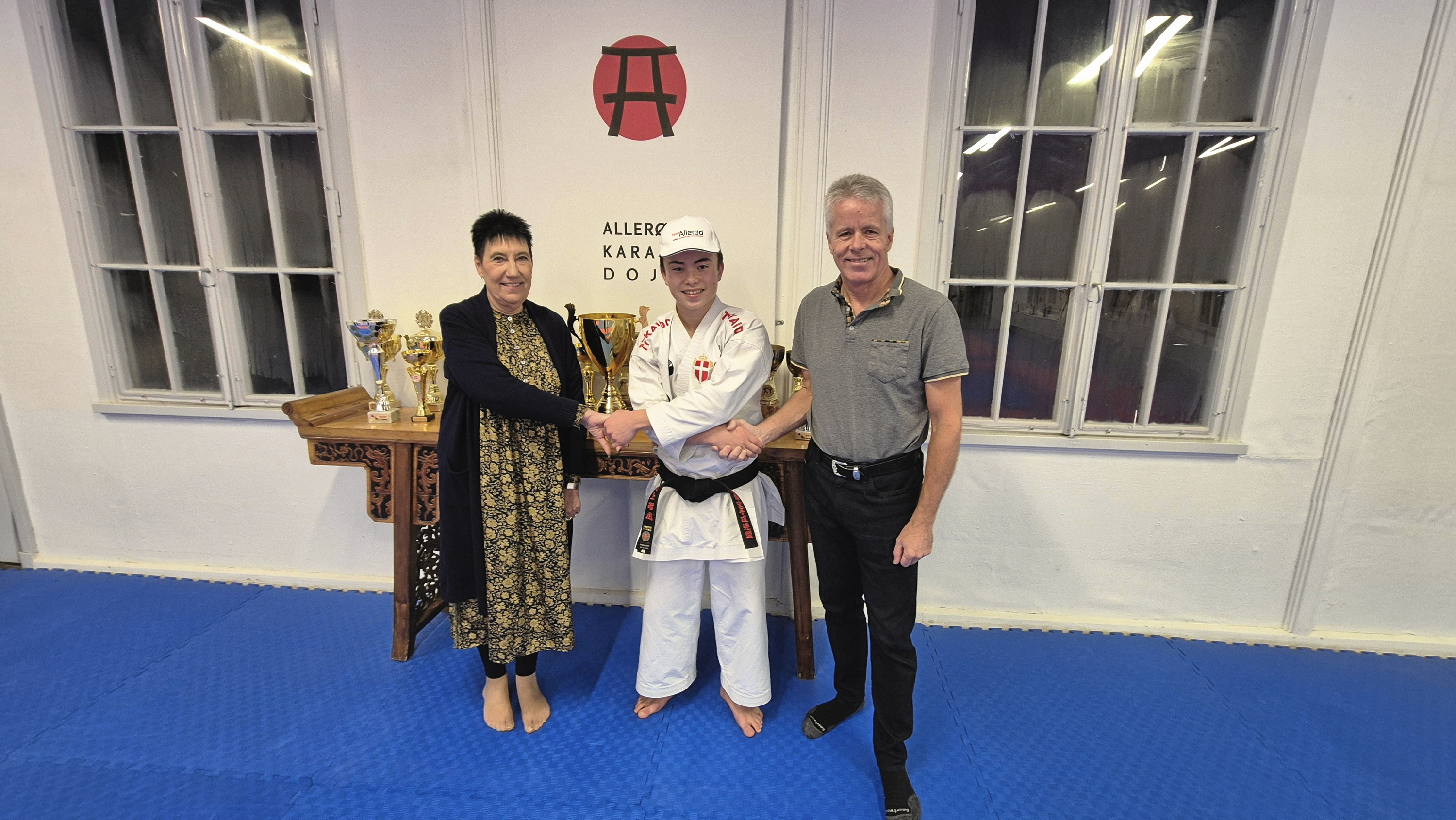 Team Allerød mødte Lukas Murakami Petersen i den lokale karateklub. Her er Lukas sammen med Anita Madsen og Jan Gauger fra Team Allerød
