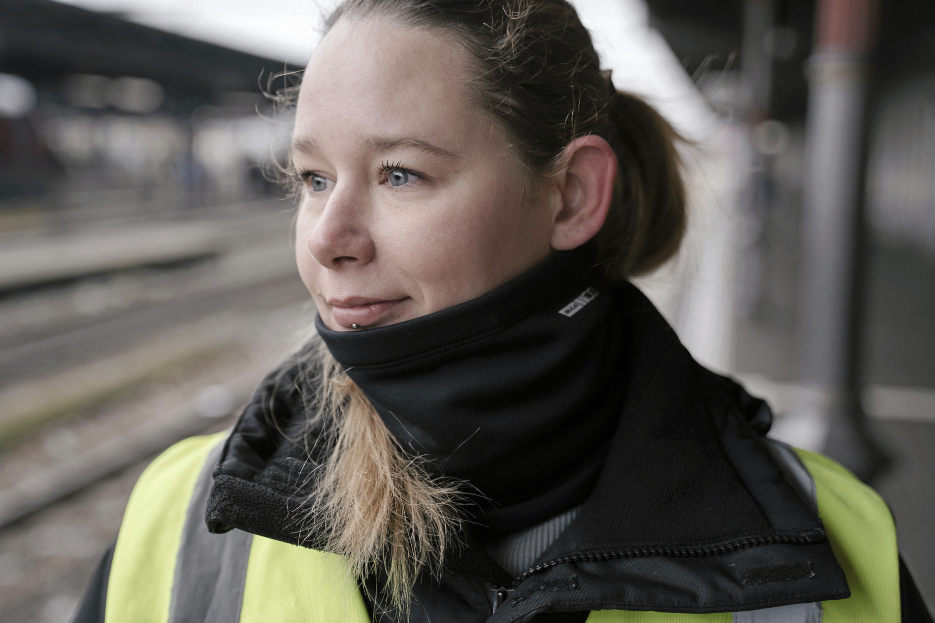 Sofia Madsen har været tryghedsvagt for DSB i tre år. Nu udvides ordningen med tryghedsvagter til flere strækninger, blandt andet Kystbanben og en række stationer på S-togsnettet fra København op mod Farum og Holte