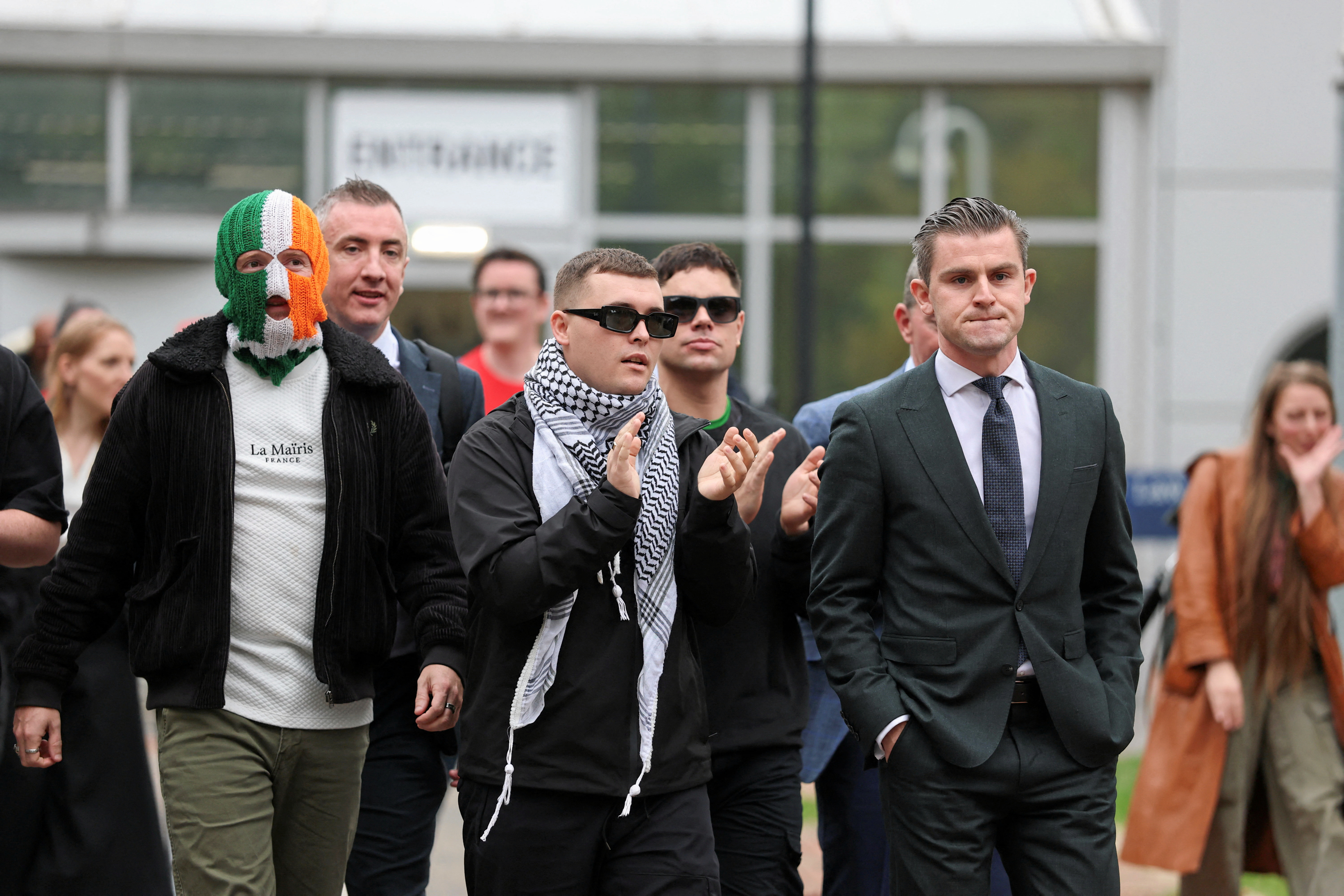 Mo Chara, rapper i den irske gruppe Kneecap, forlader Woolwich Crown Court i London, efter at en britisk domstol har afvist en sag mod ham om støtte til Hizbollahs militære gren, der er på EU's terrorliste.