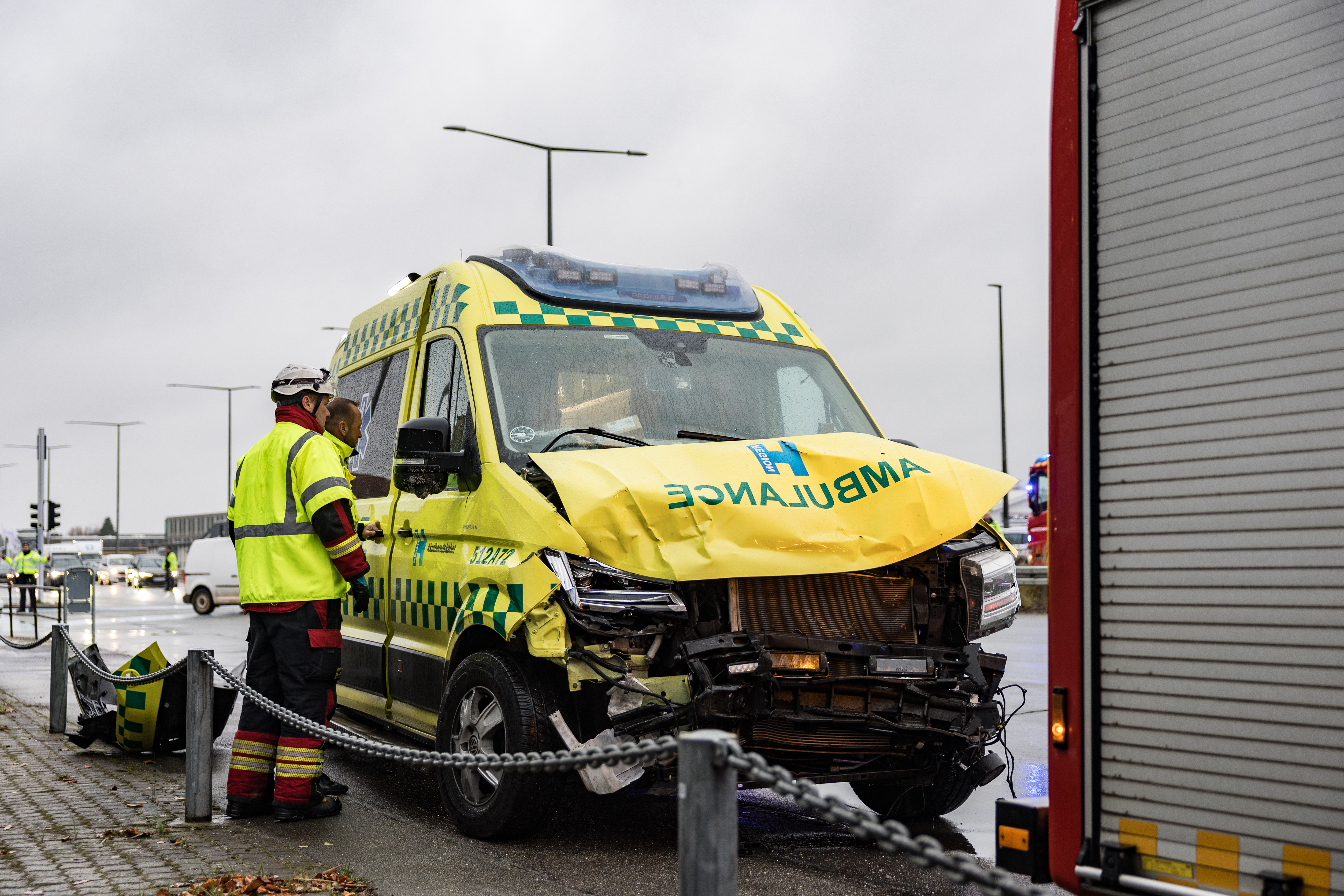 Ambulance er forulykket i krydset Taastrup Hovedgade og Roskildevej torsdag den 27. november 2025.