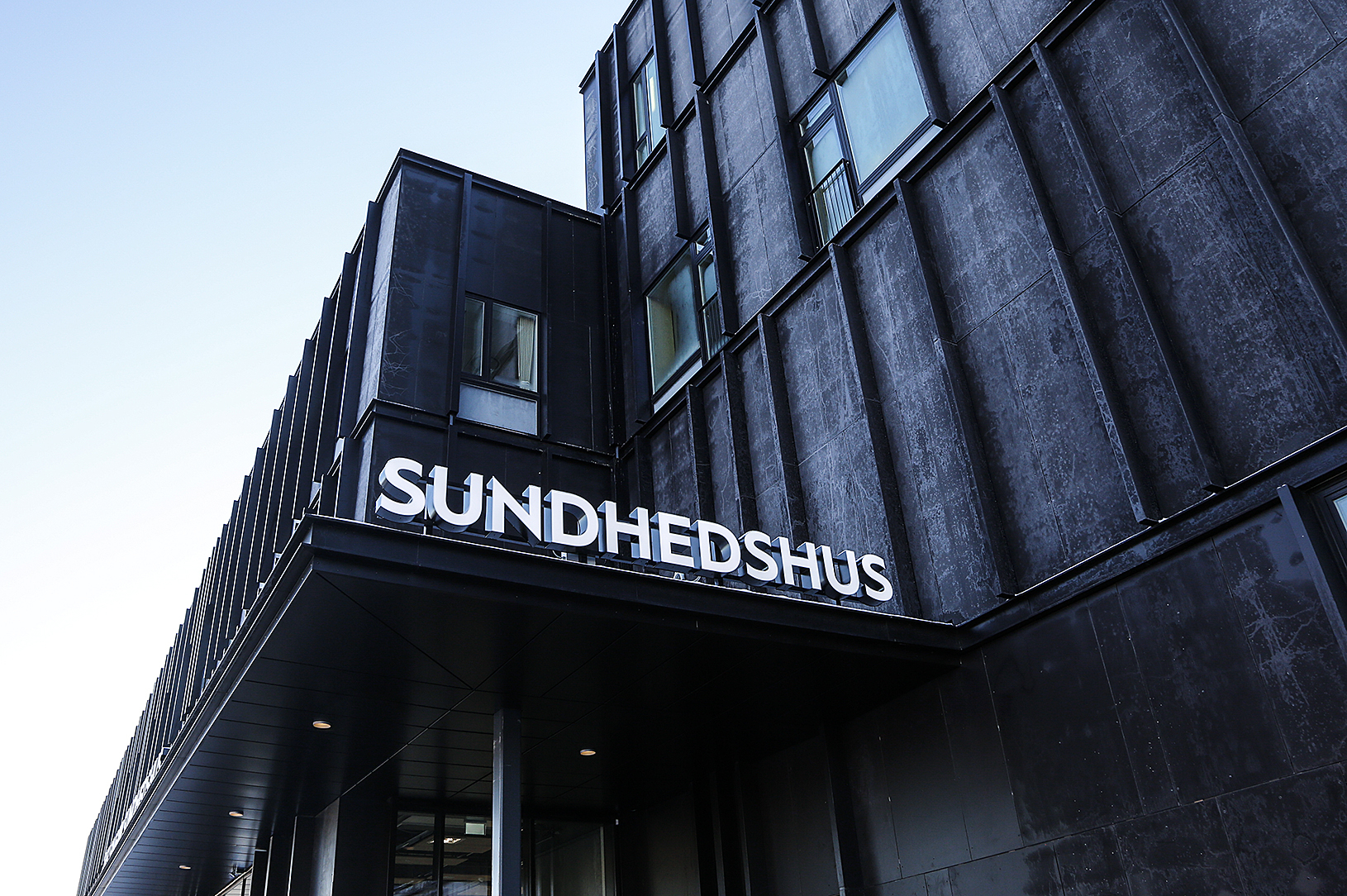 I strid med regionens politisk vedtagne mål om, at det alle årets dage skal være muligt for borgerne at blive tilset for mindre skader og akut sygdom i regionens akultklinik i sundhedshuset i Helsingør, så har stedets skadespor holdt lukket i sammenlagt en hel måned over de seneste 15 måneder.